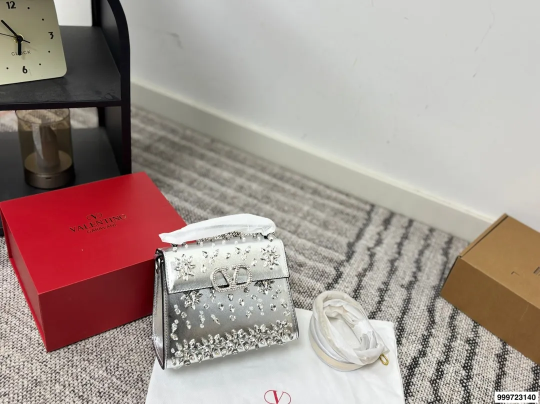 p460 Valentino handbag with folding box. This time Valentino has really stepped up its game. It is favored by celebrities from all walks of life ~ The simple design is not only artistic but also exquisite. Premium size: 19 15