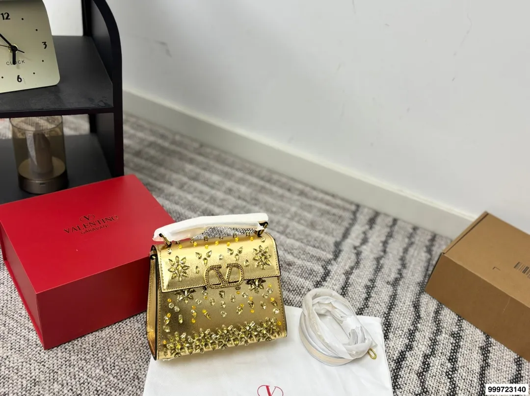 p460 Valentino handbag with folding box. This time Valentino has really stepped up its game. It is favored by celebrities from all walks of life ~ The simple design is not only artistic but also exquisite. Premium size: 19 15