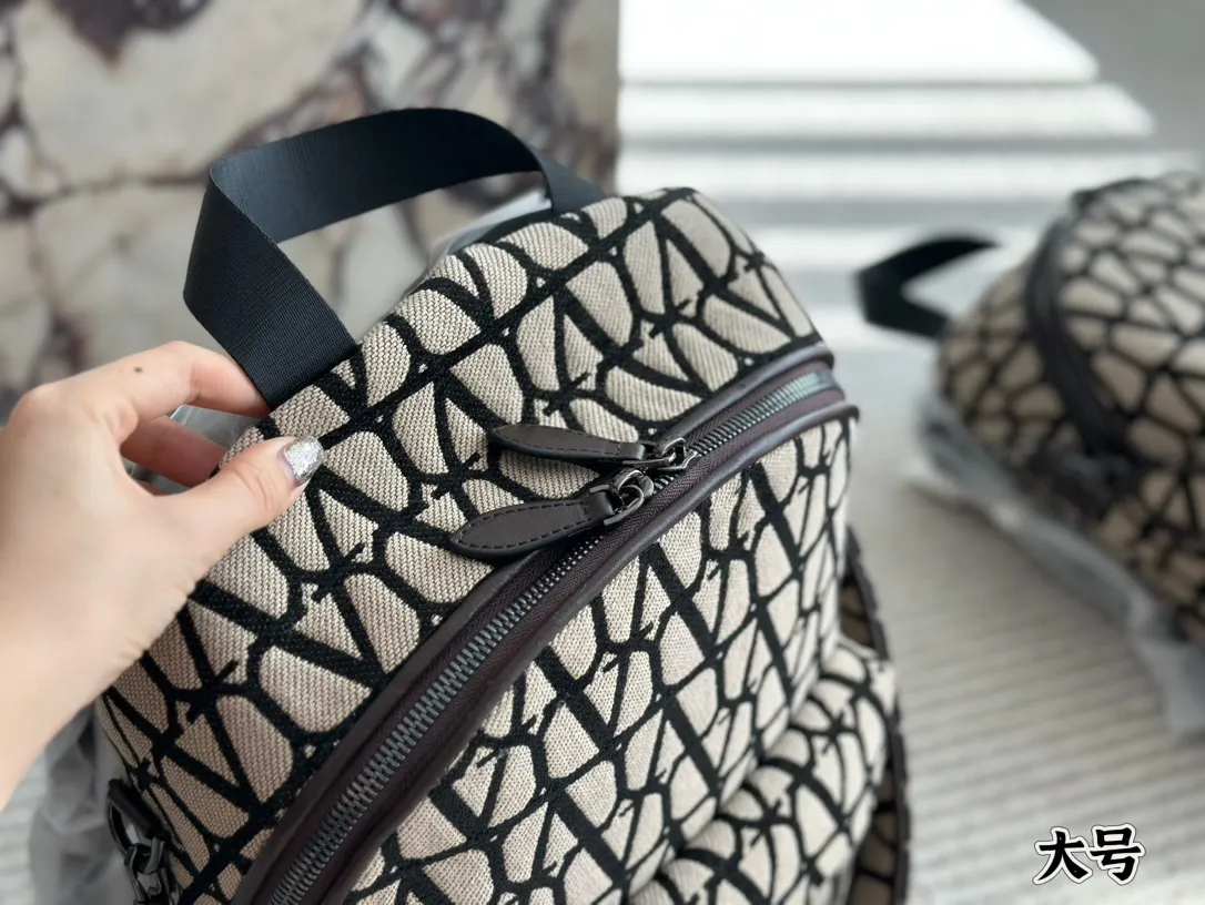 💰480, 200 Valentino haute couture backpack is so beautiful! Not a soft feeling! It feels great! Pair it with denim shorts and a big backpack! Just think about it🤔️it’s full of positive energy! Size: 25 32cm small 38 30cm large