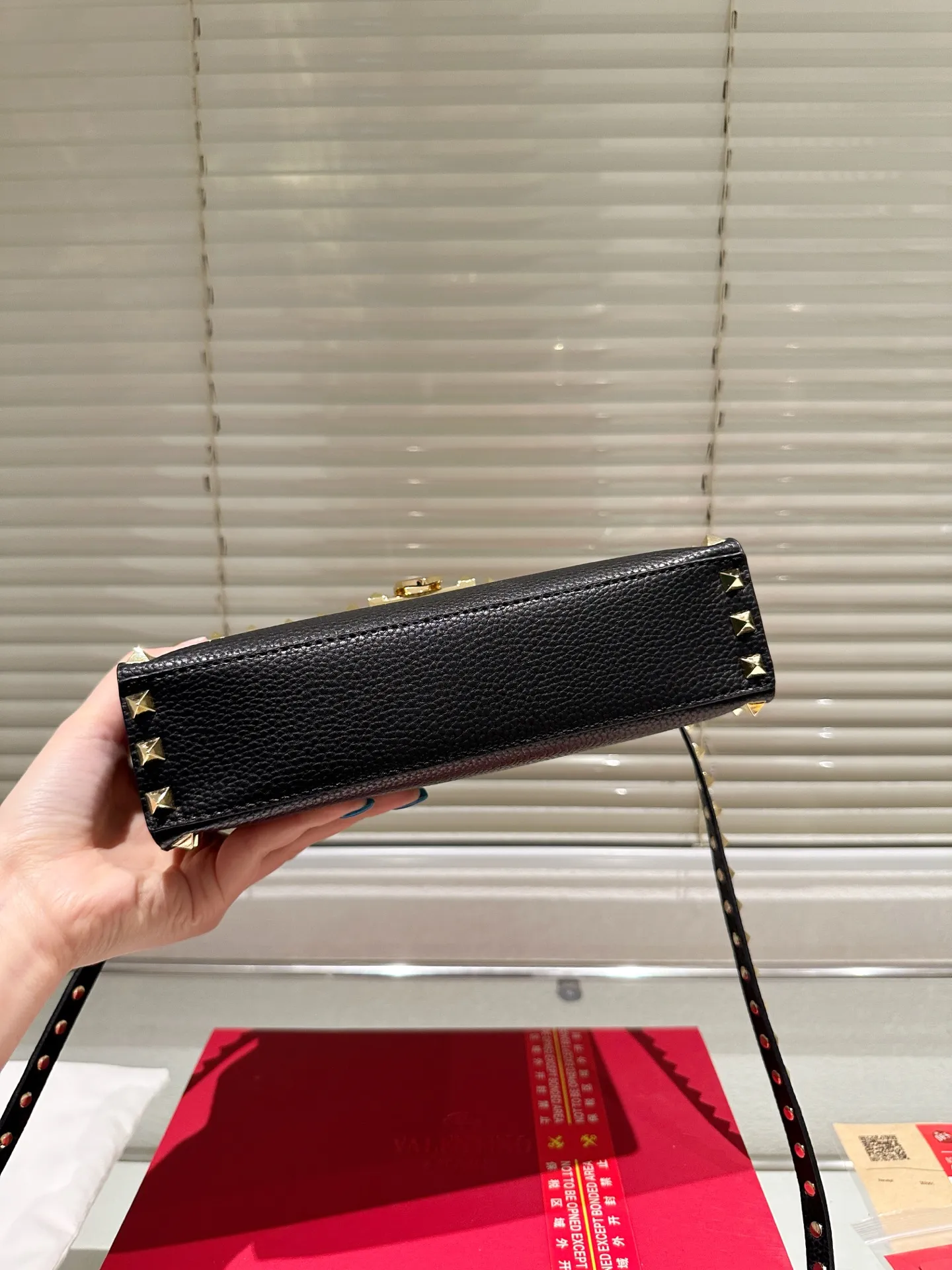 P420 Folding Box ⚠️Size 23.16 Valentino crossbody bag. The sense of luxury is overflowing. This look is very versatile. No matter how you carry it, there is no pressure. Which girl can refuse such a beautiful bag?