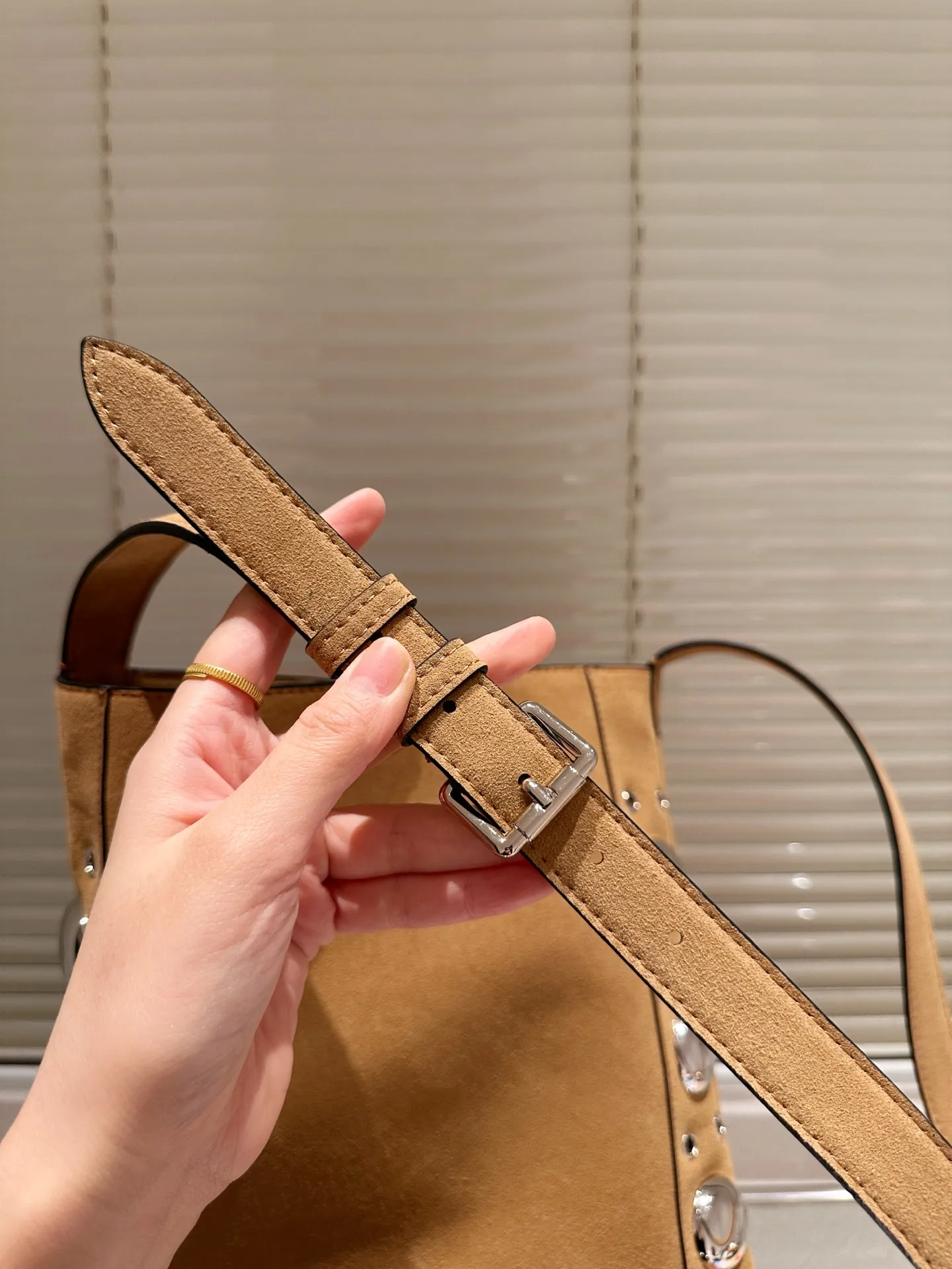 P480 box size: 28 30cm Valentino new product! Who can resist this style? It’s totally okay to wear in spring, summer, autumn and winter~