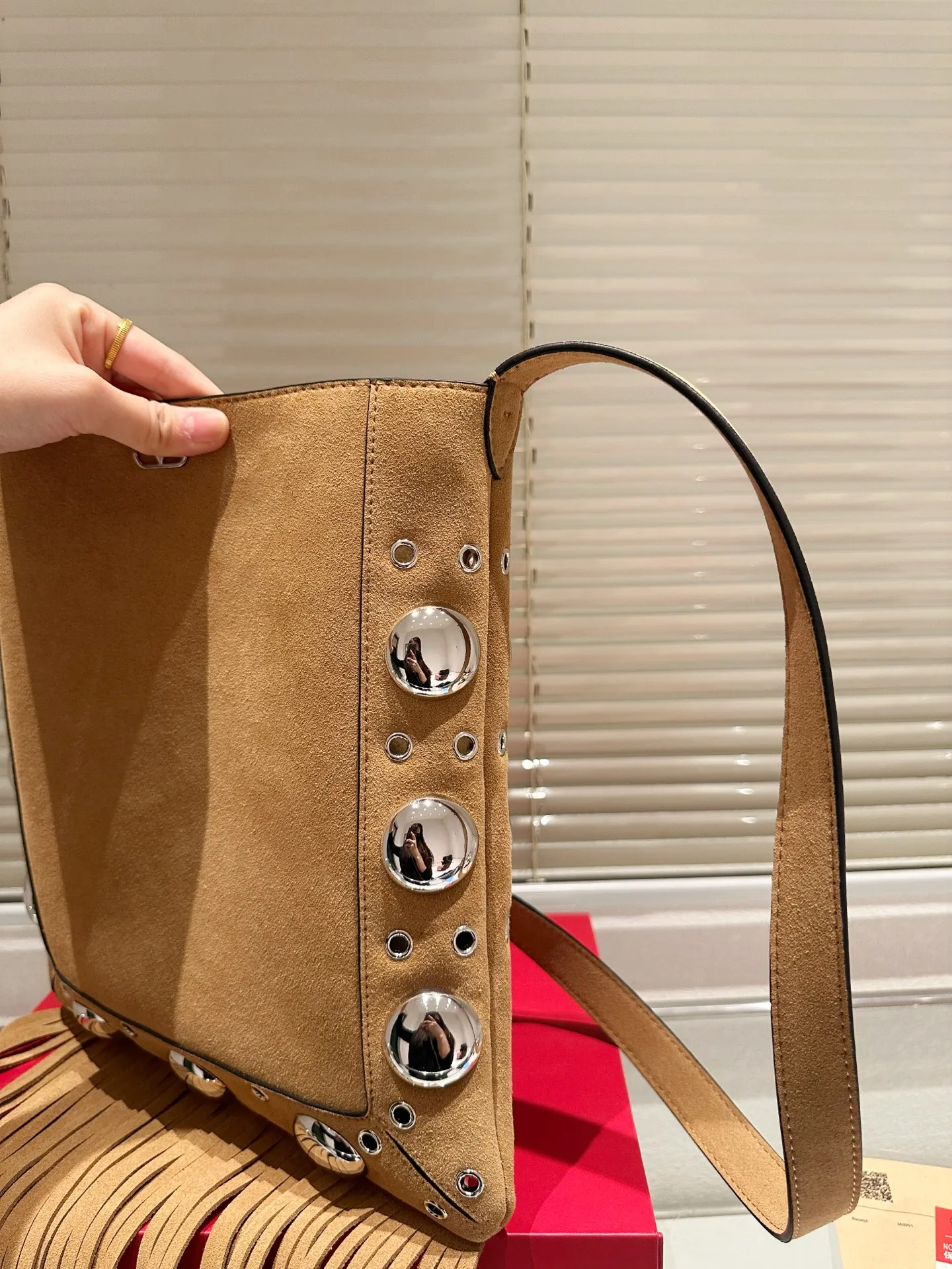 P480 box size: 28 30cm Valentino new product! Who can resist this style? It’s totally okay to wear in spring, summer, autumn and winter~