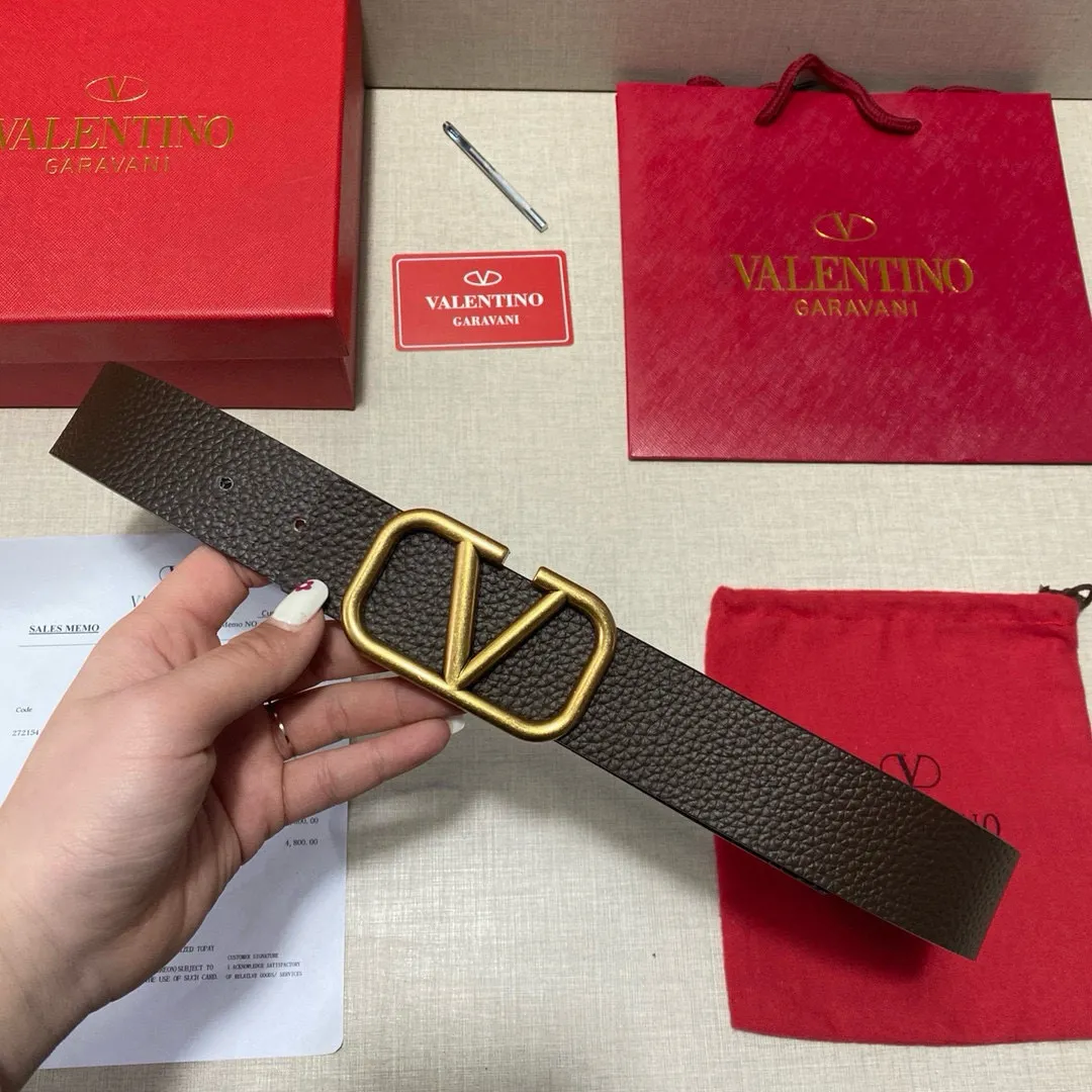 ✈️🇮🇹Brand: Valentino Valevtlo imitation copper buckle P160 ✈️🇮🇹Grade: 🚢Original private goods. Imported first-layer cowhide coffee sole, sold at counters🈶️, comparable to the genuine product! Exquisite oil edges, computer stitching, soft hand feel. No modifications in real photos. The upper body effect is super good, the length cannot be cut. Comes with a full set of packaging at the counter. It is the first choice to bring as a gift. Free eye needle ✈️🇮🇹Button head: imitation copper buckle hardware ✈️🇮🇹Length: 100-125cm 3.8cm specifications ✈️🇮🇹Color: black coffee