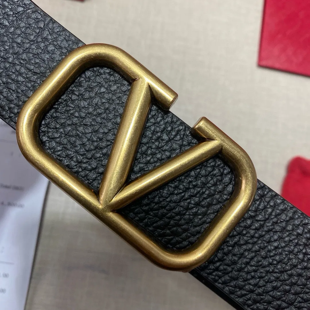 ✈️🇮🇹Brand: Valentino Valevtlo imitation copper buckle P160 ✈️🇮🇹Grade: 🚢Original private goods. Imported first-layer cowhide coffee sole, sold at counters🈶️, comparable to the genuine product! Exquisite oil edges, computer stitching, soft hand feel. No modifications in real photos. The upper body effect is super good, the length cannot be cut. Comes with a full set of packaging at the counter. It is the first choice to bring as a gift. Free eye needle ✈️🇮🇹Button head: imitation copper buckle hardware ✈️🇮🇹Length: 100-125cm 3.8cm specifications ✈️🇮🇹Color: black coffee
