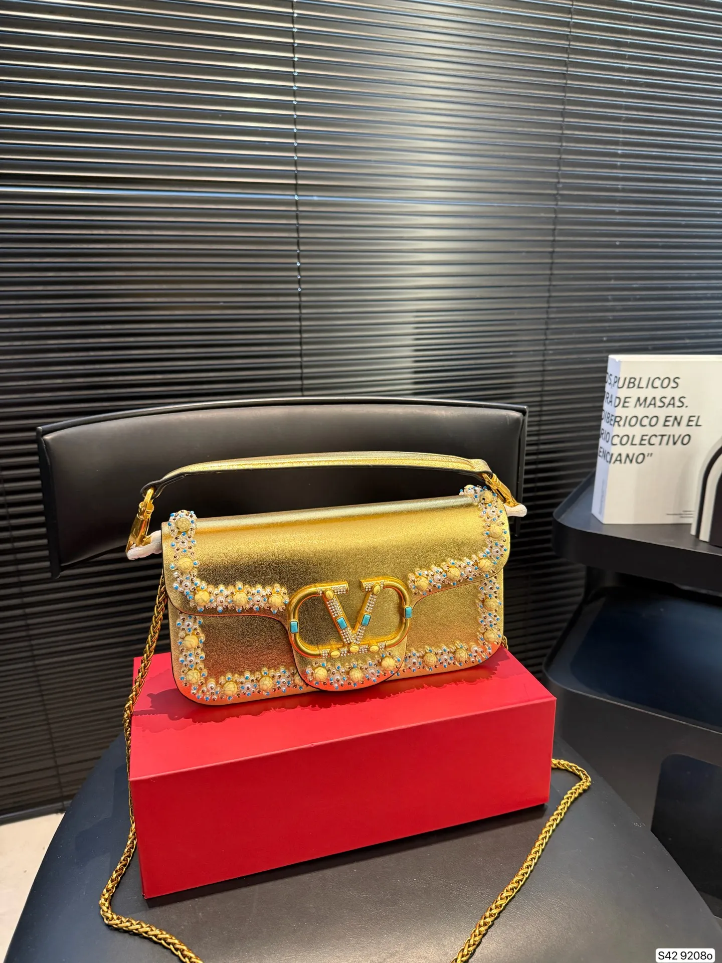 P520 comes with a folding box. This time Valentino has really stepped up its game. It is favored by celebrities from all walks of life ~ The simple design is not only full of art but also exquisite. Premium size: 25 15 Item No. 9208