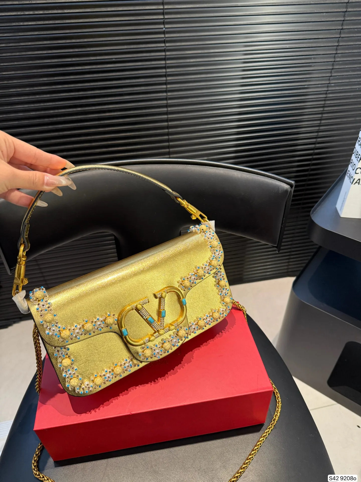 P520 comes with a folding box. This time Valentino has really stepped up its game. It is favored by celebrities from all walks of life ~ The simple design is not only full of art but also exquisite. Premium size: 25 15 Item No. 9208