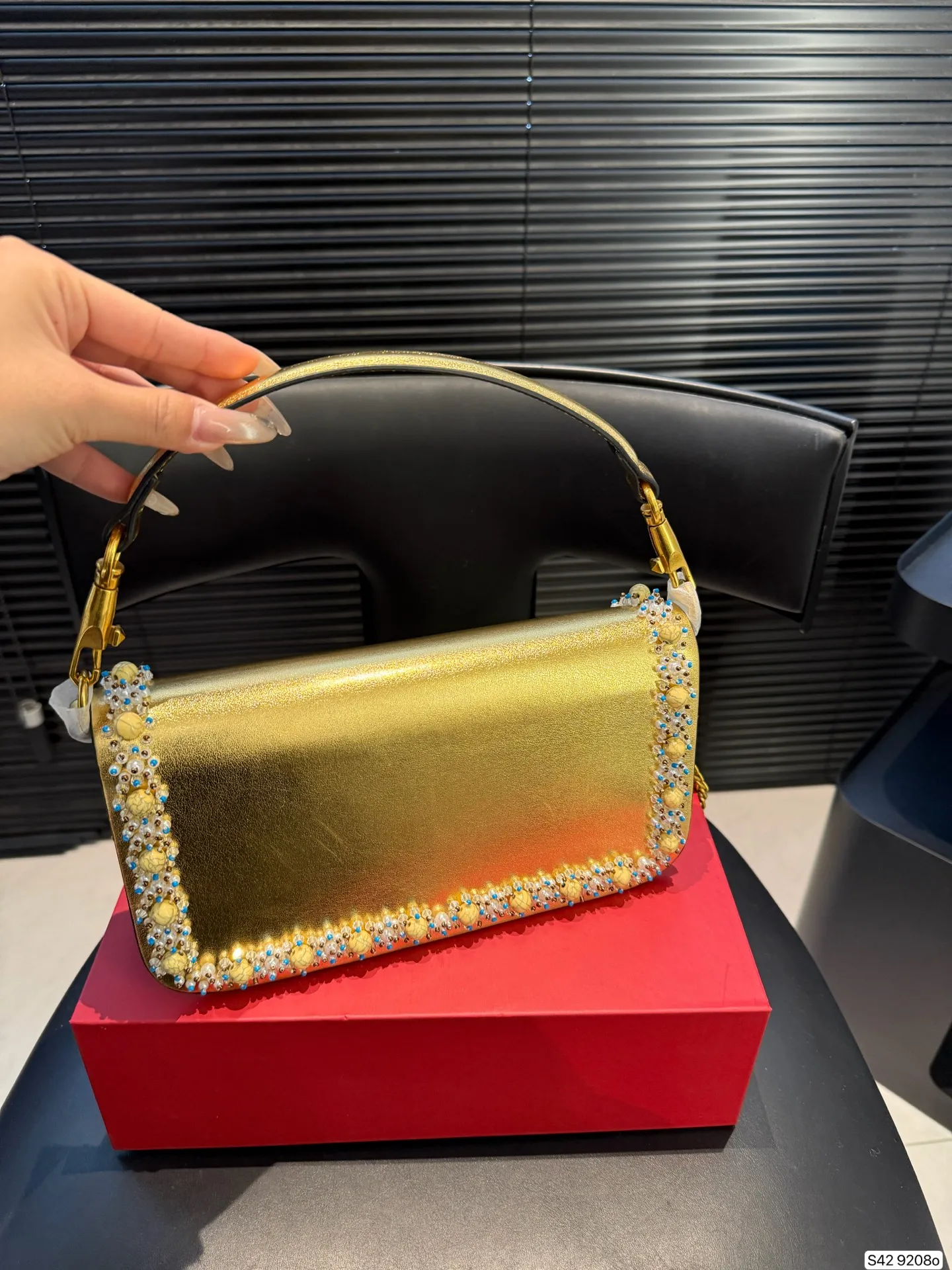 P520 comes with a folding box. This time Valentino has really stepped up its game. It is favored by celebrities from all walks of life ~ The simple design is not only full of art but also exquisite. Premium size: 25 15 Item No. 9208