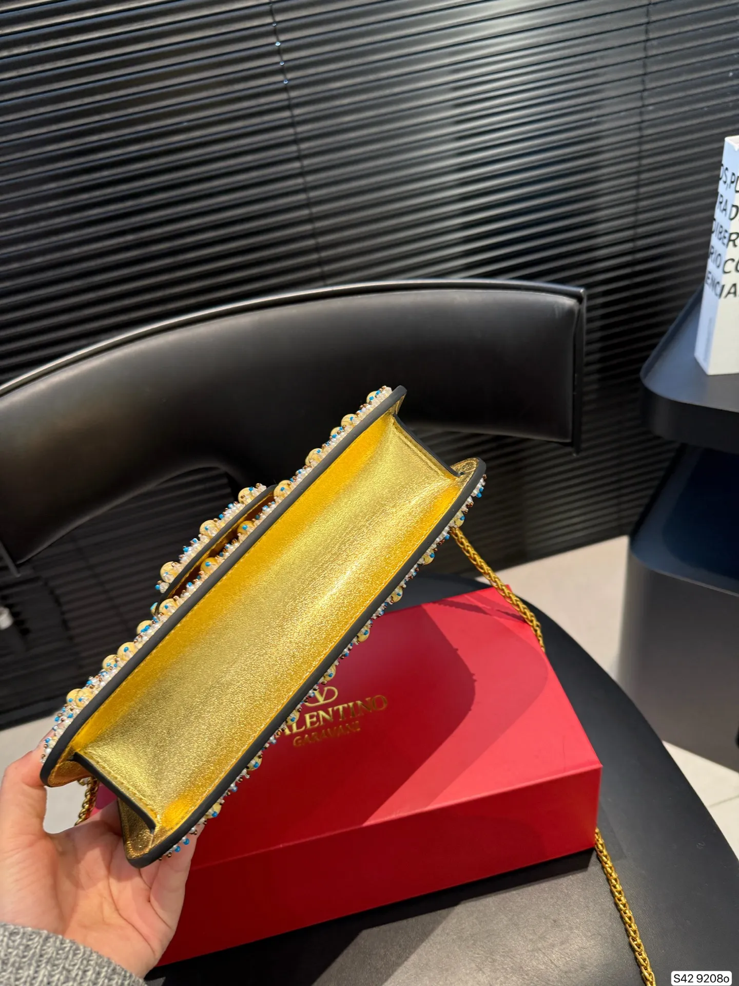 P520 comes with a folding box. This time Valentino has really stepped up its game. It is favored by celebrities from all walks of life ~ The simple design is not only full of art but also exquisite. Premium size: 25 15 Item No. 9208