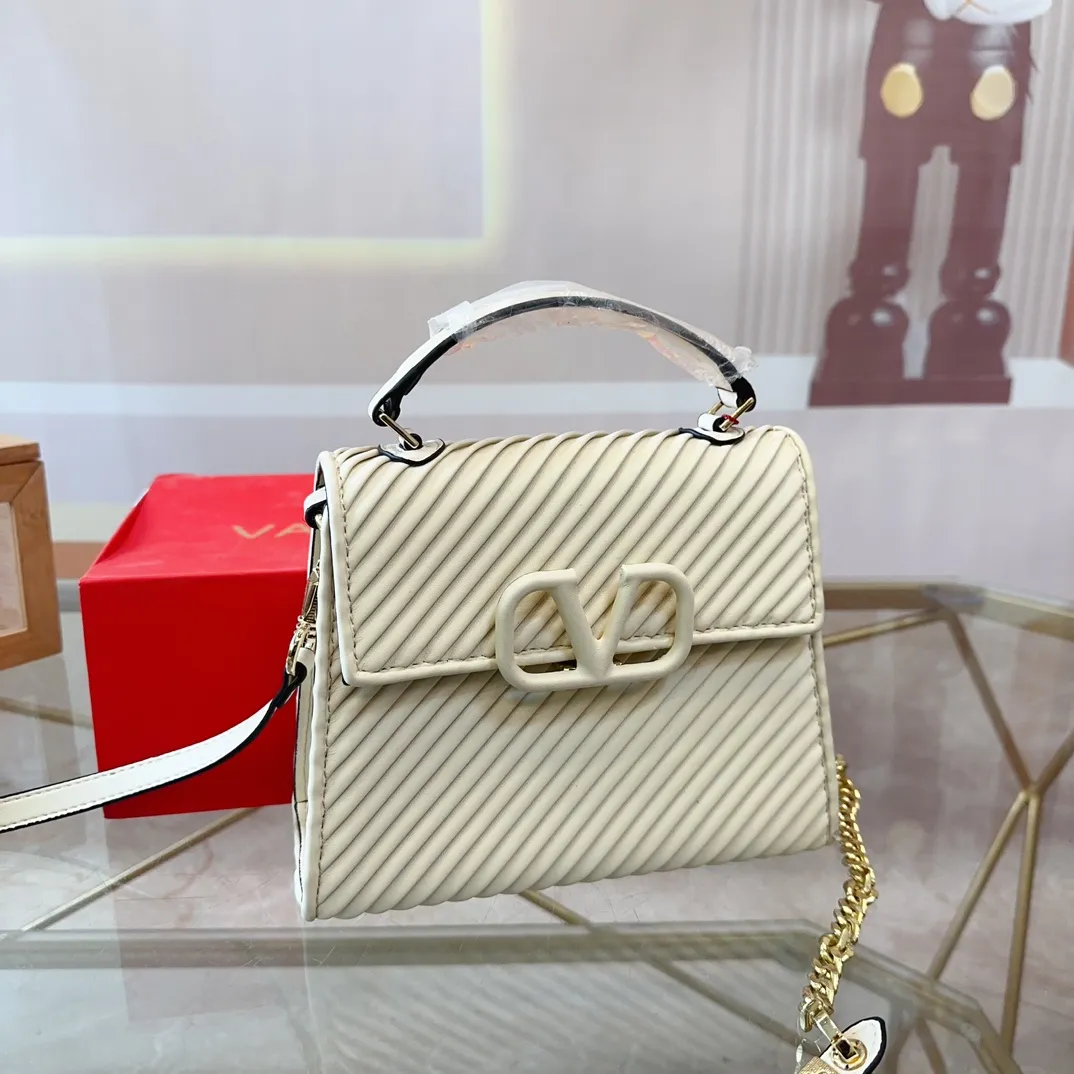 p340 (gift box packaging) Valentino Logo shoulder bag, full of luxury, a classic among classics, can be easily matched with any combination, size 21*15cm le