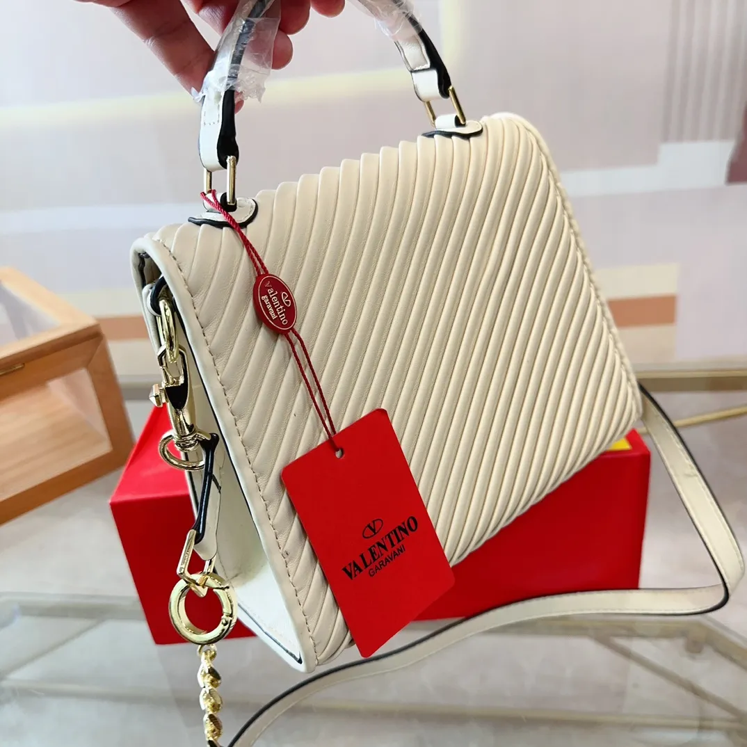 p340 (gift box packaging) Valentino Logo shoulder bag, full of luxury, a classic among classics, can be easily matched with any combination, size 21*15cm le