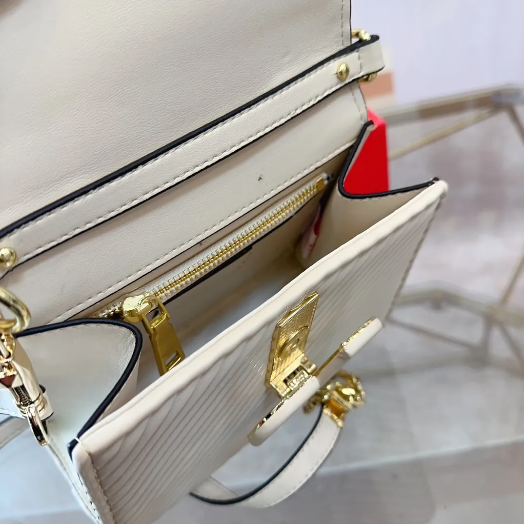 p340 (gift box packaging) Valentino Logo shoulder bag, full of luxury, a classic among classics, can be easily matched with any combination, size 21*15cm le