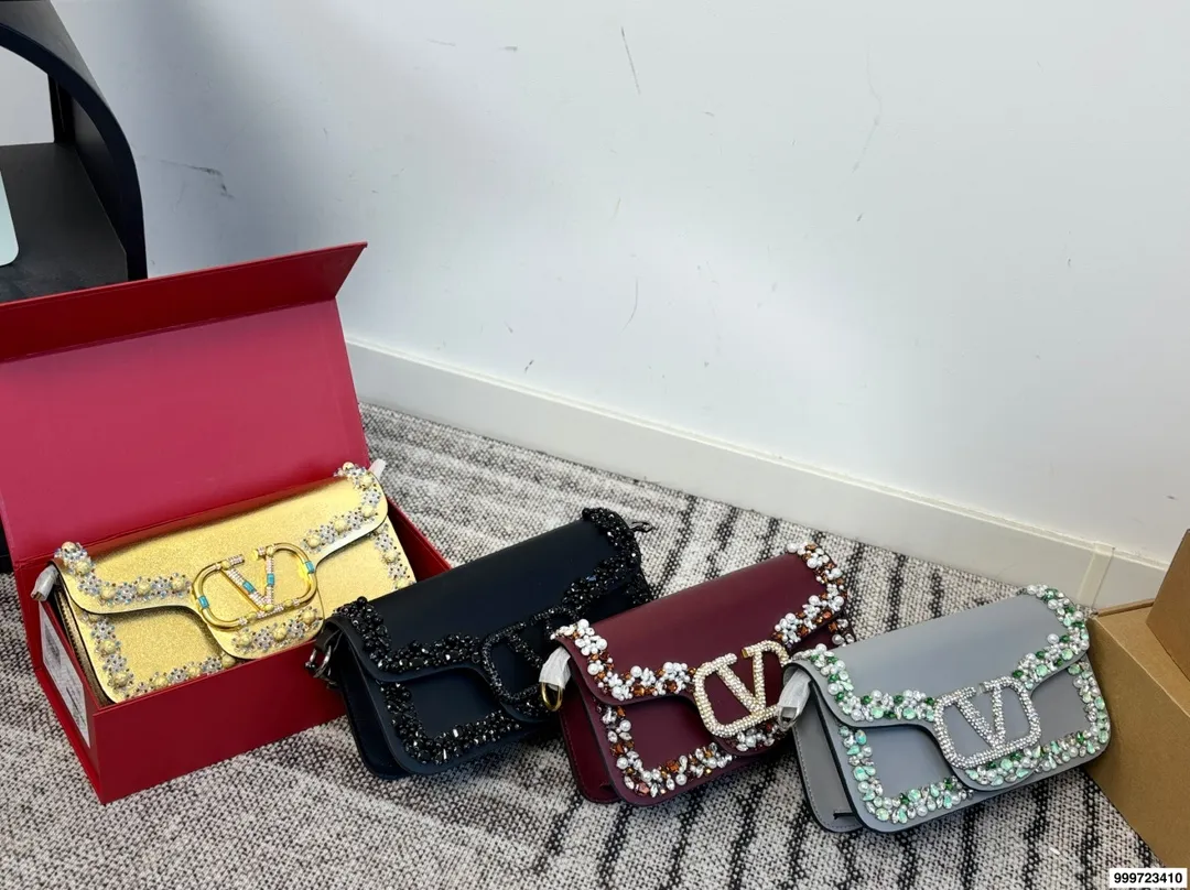 p520 with gift box Valentino baguette bag (with chain) Unlock fashion charm Armpit baguette bag can be salty or sweet The most beautiful girl on the street Size 25.13