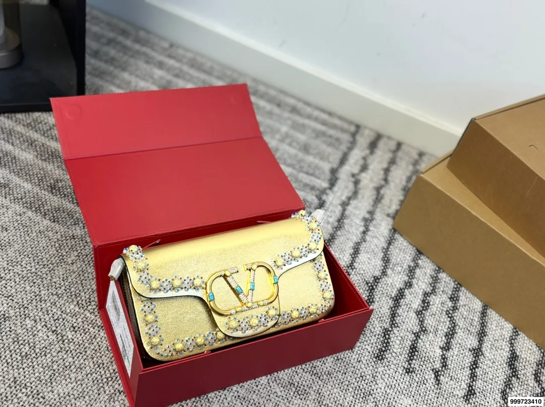 p520 with gift box Valentino baguette bag (with chain) Unlock fashion charm Armpit baguette bag can be salty or sweet The most beautiful girl on the street Size 25.13