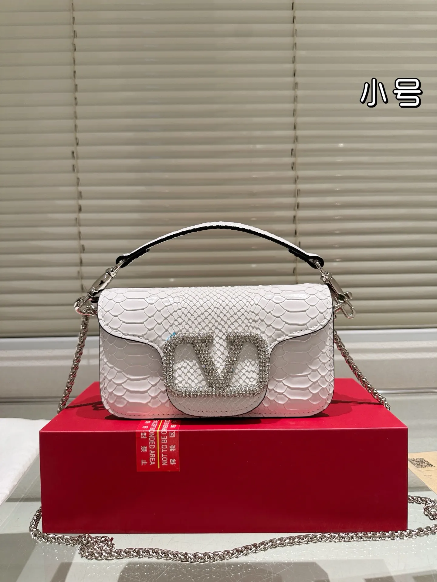 Large P330 Folding Box ⚠️Size 20.10 Valentino Loco Shoulder Bag Overflowing with Sophistication This Look Is Very Versatile No matter how you carry it, you won’t feel any pressure. Which girl can resist such a beautiful bag?