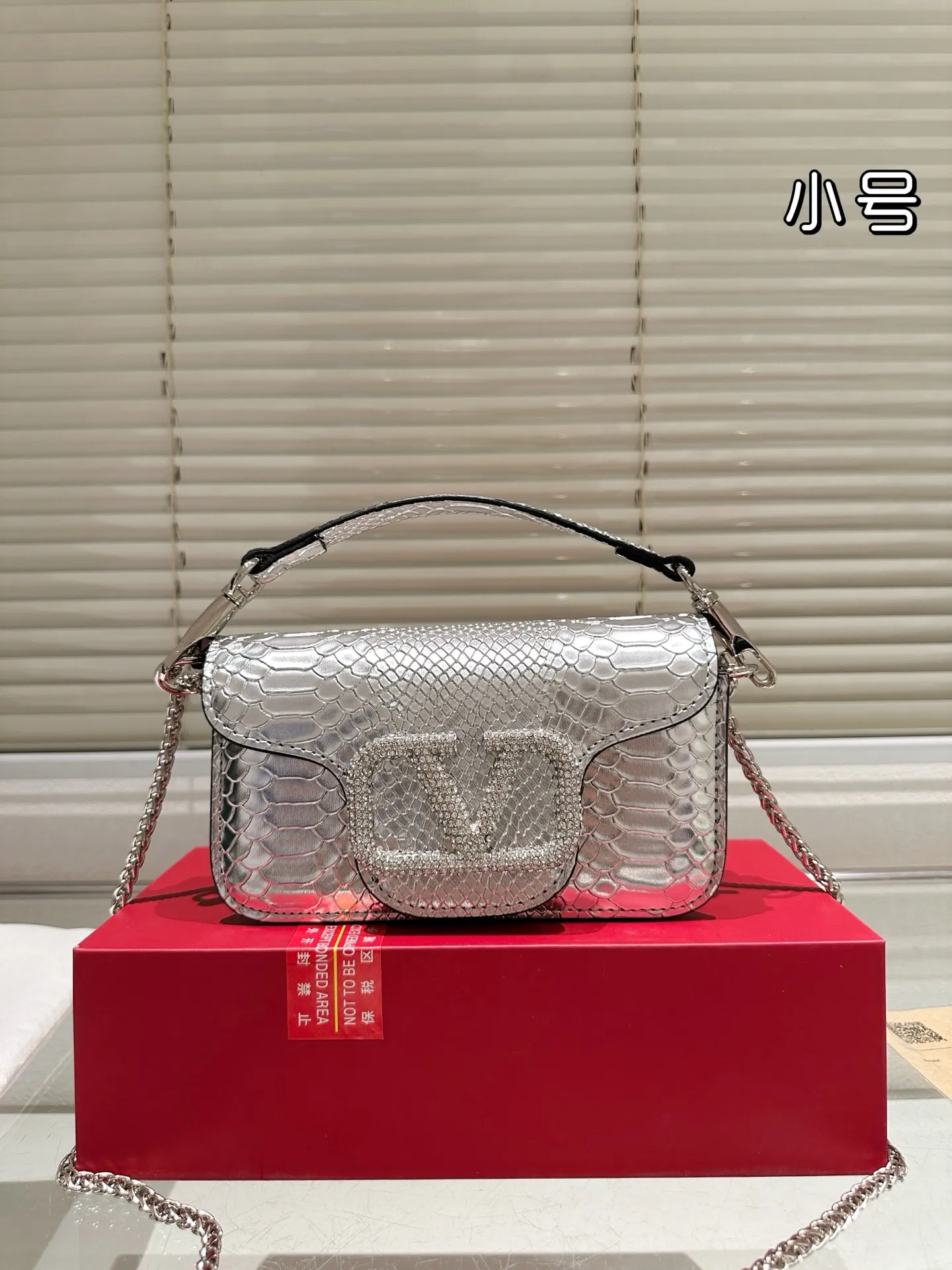 Large P330 Folding Box ⚠️Size 20.10 Valentino Loco Shoulder Bag Overflowing with Sophistication This Look Is Very Versatile No matter how you carry it, you won’t feel any pressure. Which girl can resist such a beautiful bag?