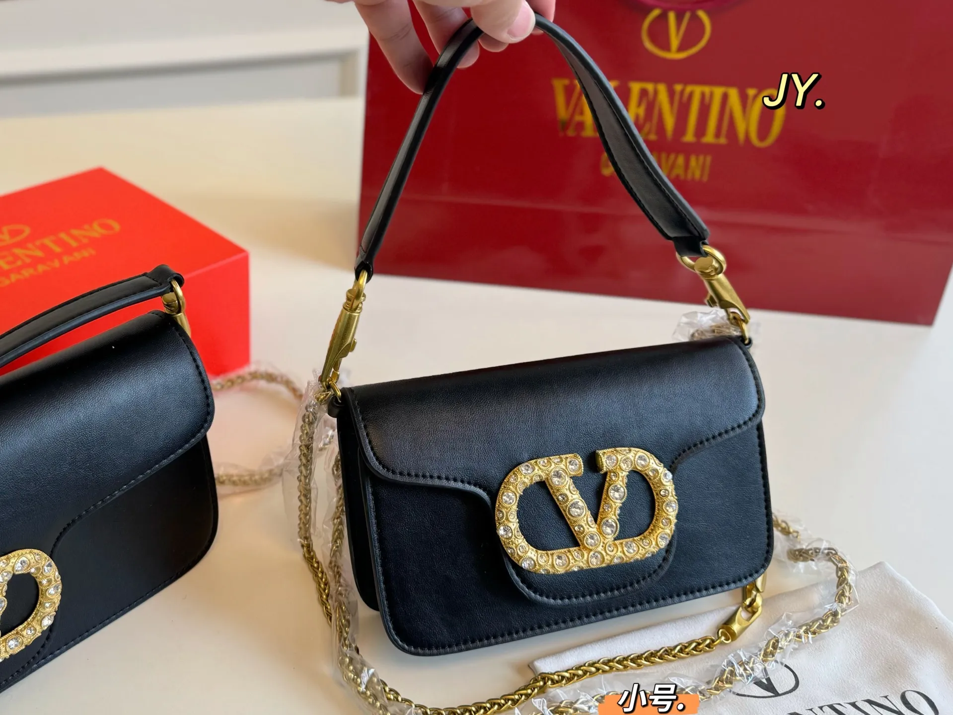 P310 large size P300 small size (folding box) size: 27×13 large size 20×12 small size VALENTINO Valentino chain baguette bag💕 Unique shape and super fashion sense! The large VLogo is studded with rhinestones ✨ Sparkling and charming like gems ❗️ Wear it on your back and easily achieve a high-end look💗