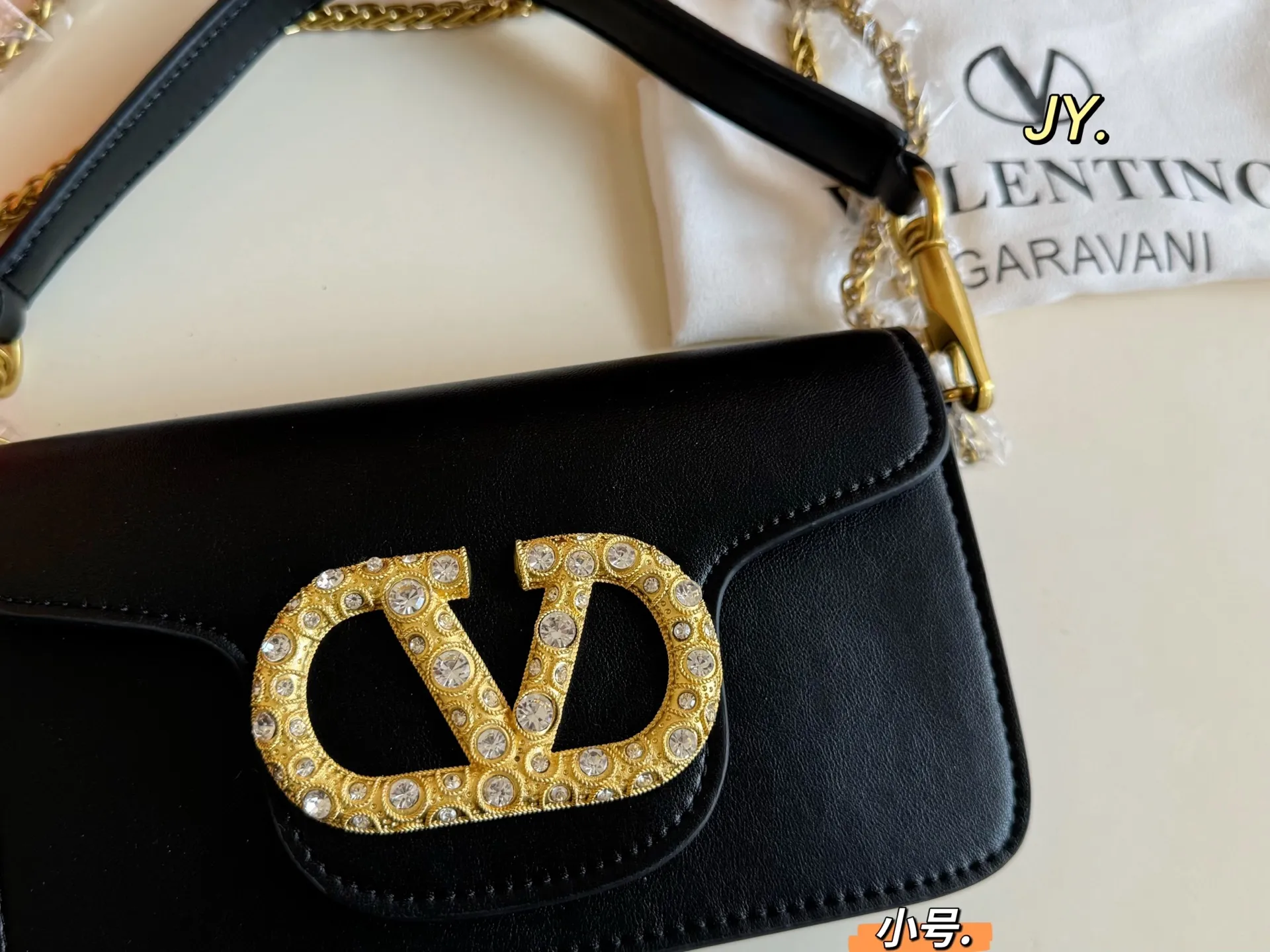 P310 large size P300 small size (folding box) size: 27×13 large size 20×12 small size VALENTINO Valentino chain baguette bag💕 Unique shape and super fashion sense! The large VLogo is studded with rhinestones ✨ Sparkling and charming like gems ❗️ Wear it on your back and easily achieve a high-end look💗