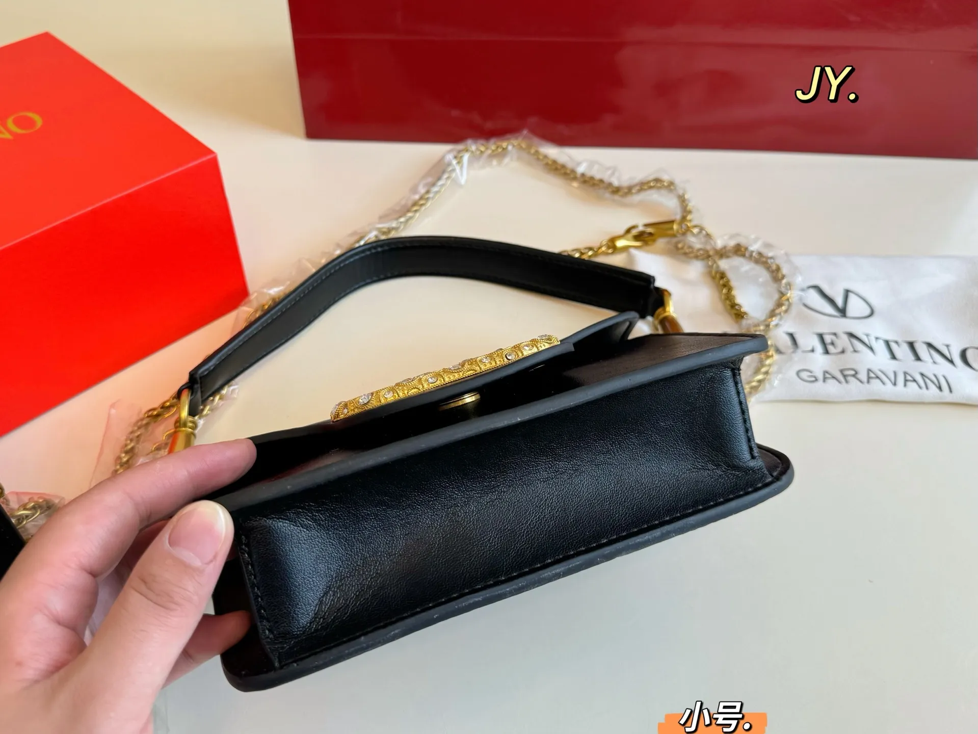 P310 large size P300 small size (folding box) size: 27×13 large size 20×12 small size VALENTINO Valentino chain baguette bag💕 Unique shape and super fashion sense! The large VLogo is studded with rhinestones ✨ Sparkling and charming like gems ❗️ Wear it on your back and easily achieve a high-end look💗