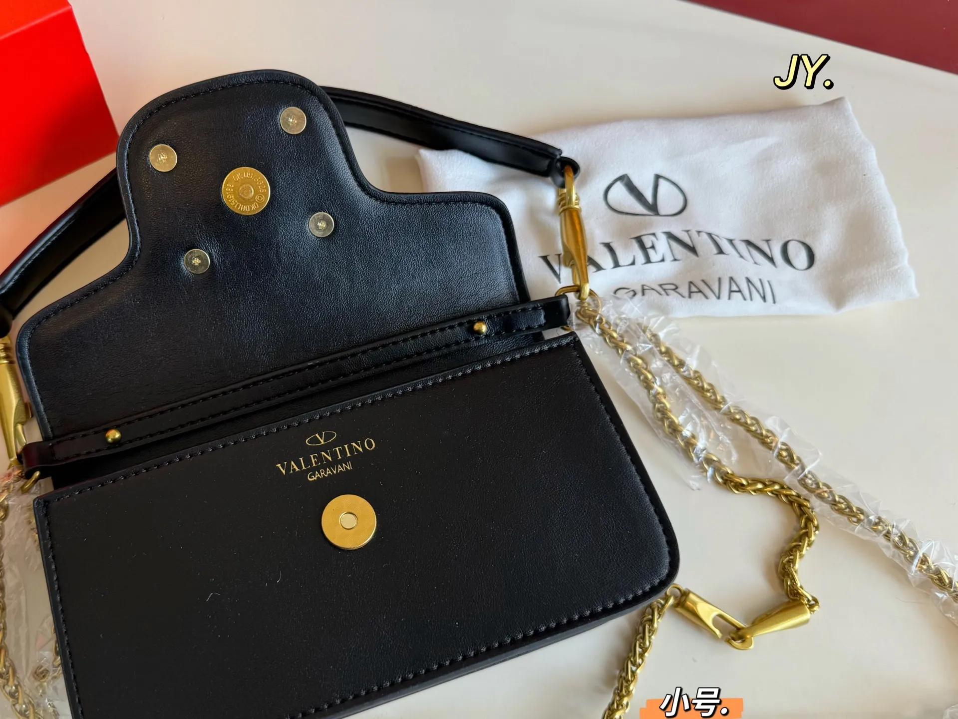 P310 large size P300 small size (folding box) size: 27×13 large size 20×12 small size VALENTINO Valentino chain baguette bag💕 Unique shape and super fashion sense! The large VLogo is studded with rhinestones ✨ Sparkling and charming like gems ❗️ Wear it on your back and easily achieve a high-end look💗