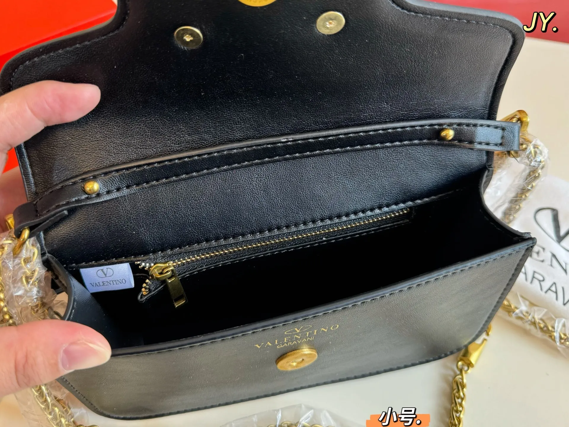 P310 large size P300 small size (folding box) size: 27×13 large size 20×12 small size VALENTINO Valentino chain baguette bag💕 Unique shape and super fashion sense! The large VLogo is studded with rhinestones ✨ Sparkling and charming like gems ❗️ Wear it on your back and easily achieve a high-end look💗