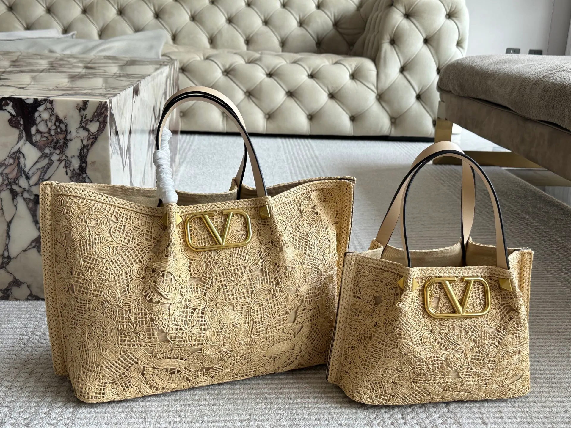 ¥680, ¥600 Valentino’s popular model at the counter. Playful and super personality, whoever wears it looks better. Can’t conceal the foreign style. Exquisite wiring. Color matching is very distinctive. Very versatile and can be matched with daily life. Casual and playful with a little bit of a lady style. It will definitely become a super popular style in the new year, spring and summer. ♥️Size 38 25cm/ 26 19cm