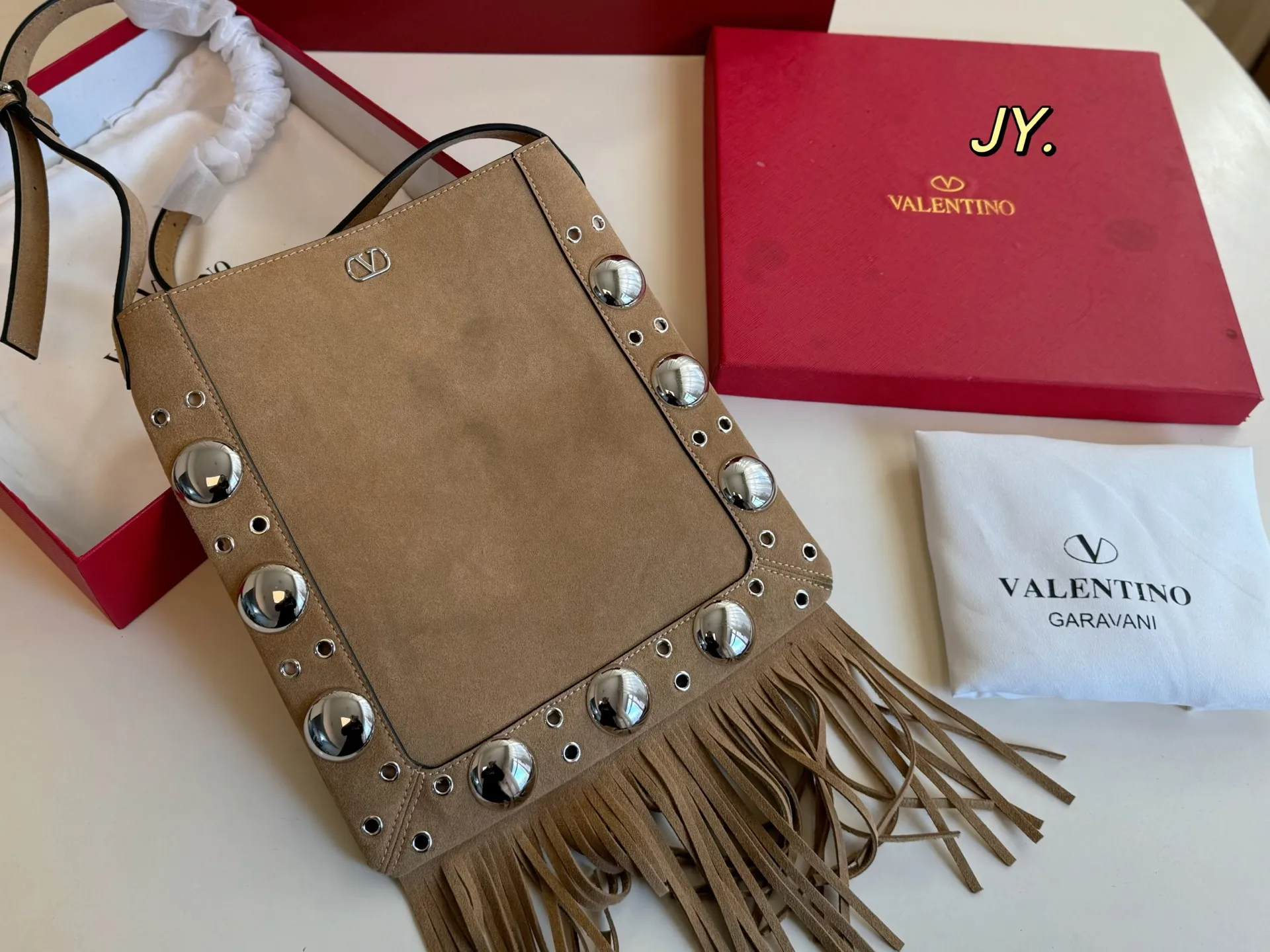 P340 (with box) size: 28×30 VALENTINO suede rivet tassel tote bag💕 The texture is very high-end, the leather is super good, adjustable shoulder straps, multiple carrying methods, super large capacity and very durable~ Casual and lazy, a must-have for daily outings