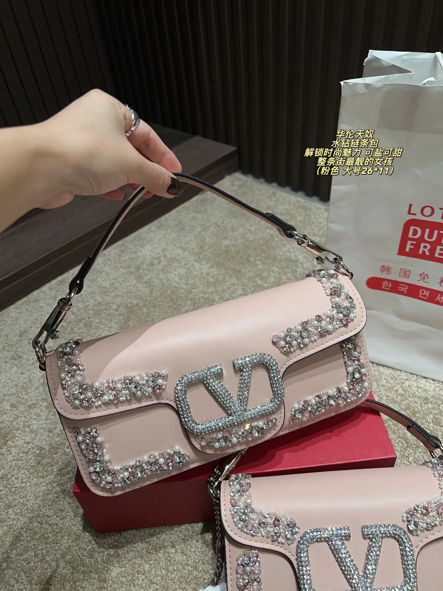 Large P410 with box⚠️size 26*11 Small P400 with box⚠️size 20*11 Valentino rhinestone chain bag Unlock fashion charm Can be salty or sweet The most beautiful girl on the street