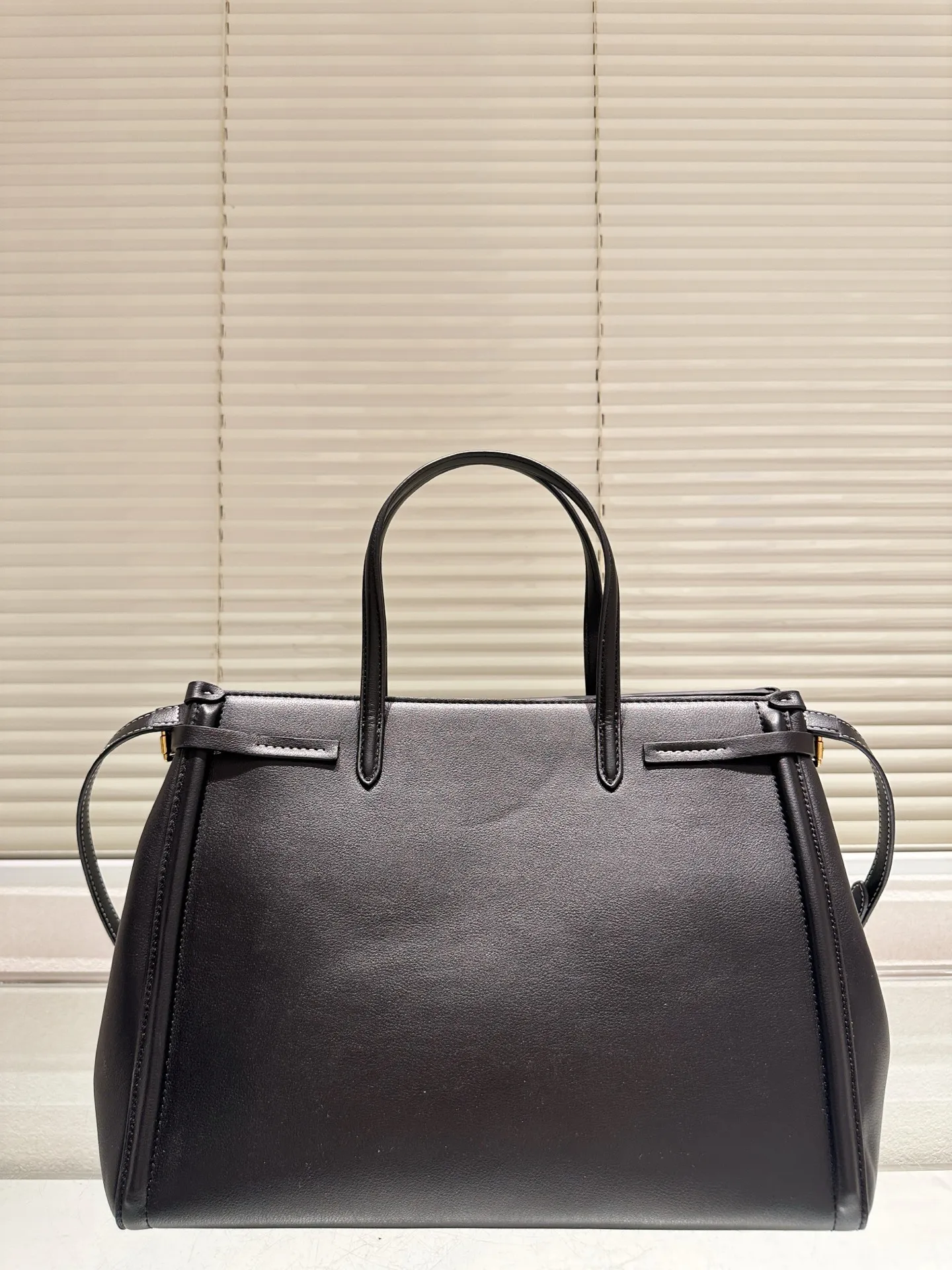 P410 size 35.26 Valentino handbag can be worn across the body. It has a retro feel. It is high-end yet elegant. It has a great sense of atmosphere. It can be worn for commuting, leisure and dating.