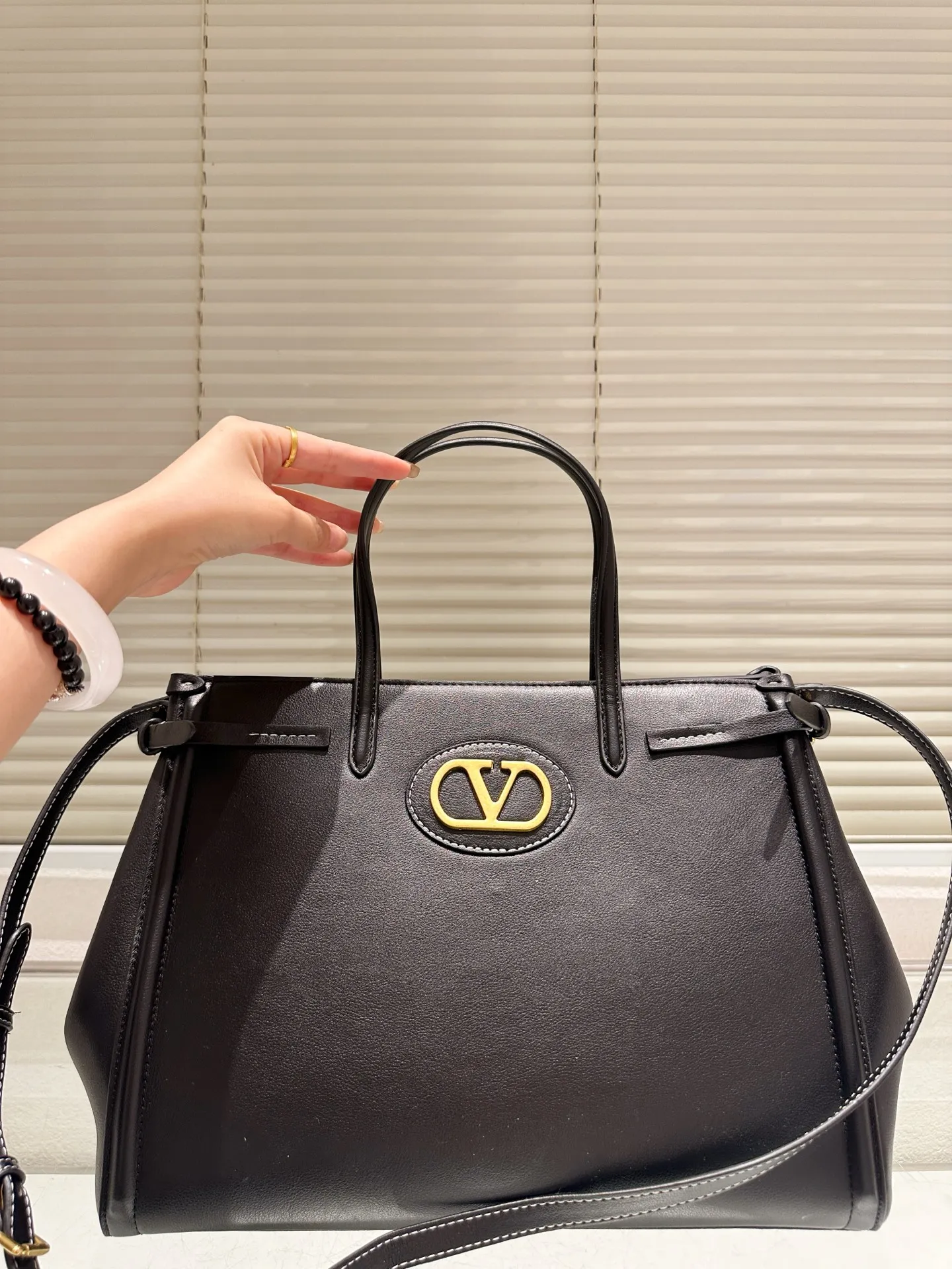 P410 size 35.26 Valentino handbag can be worn across the body. It has a retro feel. It is high-end yet elegant. It has a great sense of atmosphere. It can be worn for commuting, leisure and dating.
