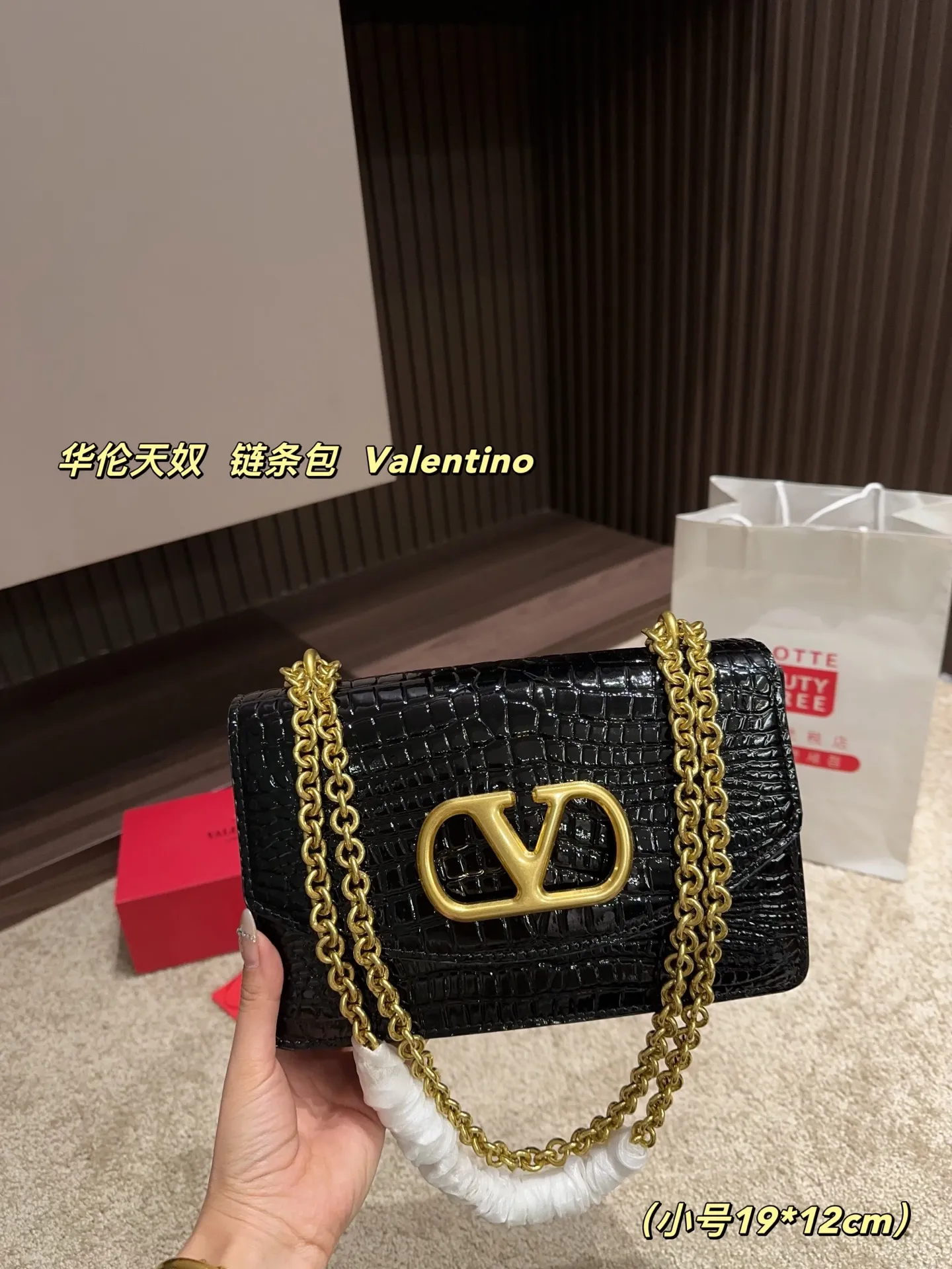 Large P330⚠️Size 23.15 Small P320 with folding box⚠️Size 19.12 Valentino chain bag Valentino is low-key and textured, has a unique artistic flavor, has good looks, and is a must-have in Jimei