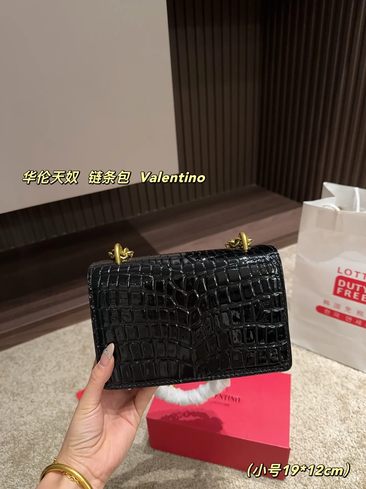 Large P330⚠️Size 23.15 Small P320 with folding box⚠️Size 19.12 Valentino chain bag Valentino is low-key and textured, has a unique artistic flavor, has good looks, and is a must-have in Jimei
