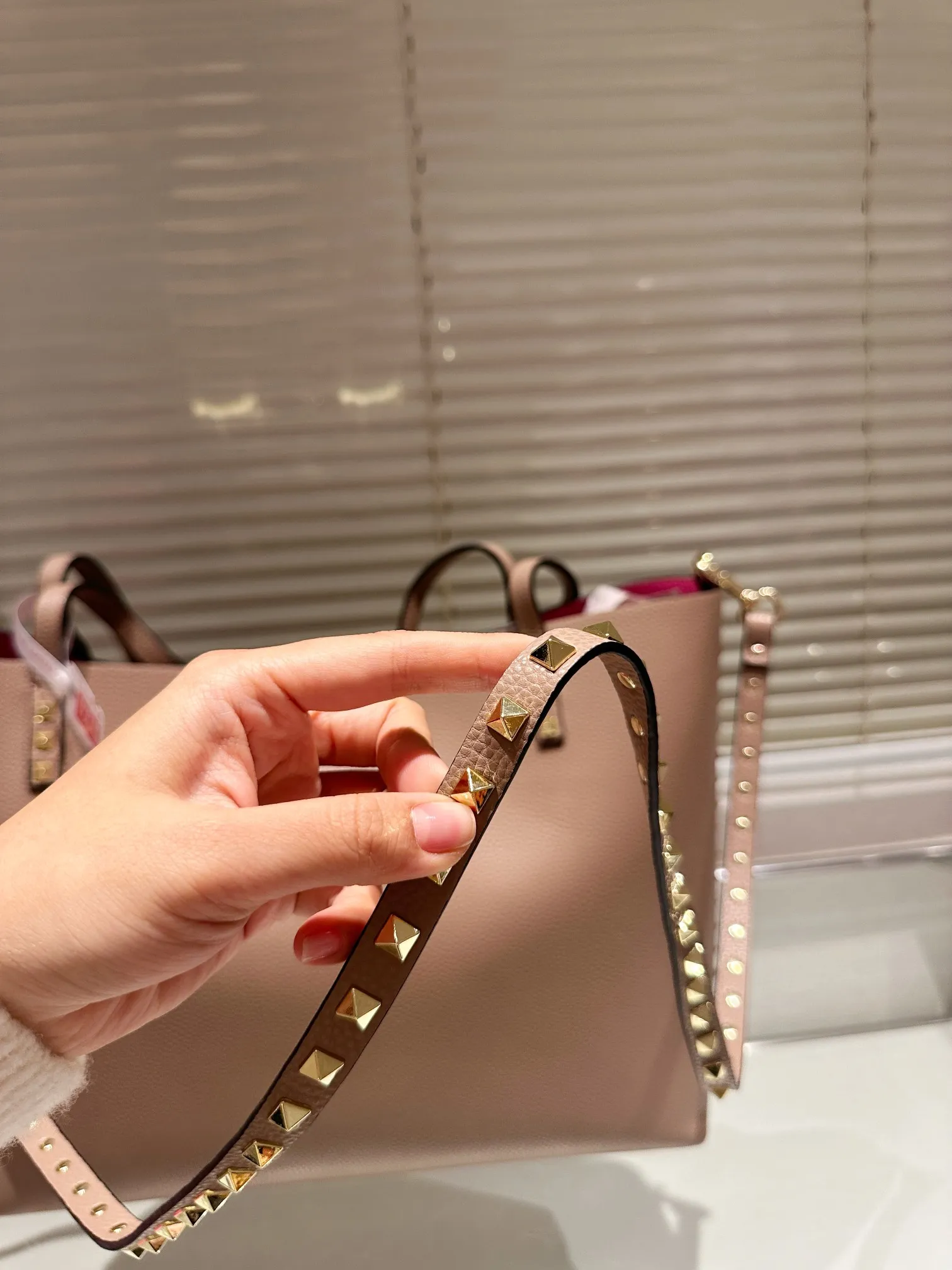 P440 Valentino VALENTINO Women's Tote Bag Valentino Letter Bag Letter bag from Valentino. The new season has just arrived. Size 39.31