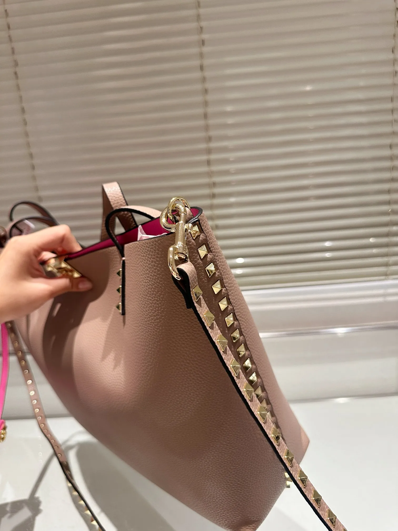 P440 Valentino VALENTINO Women's Tote Bag Valentino Letter Bag Letter bag from Valentino. The new season has just arrived. Size 39.31