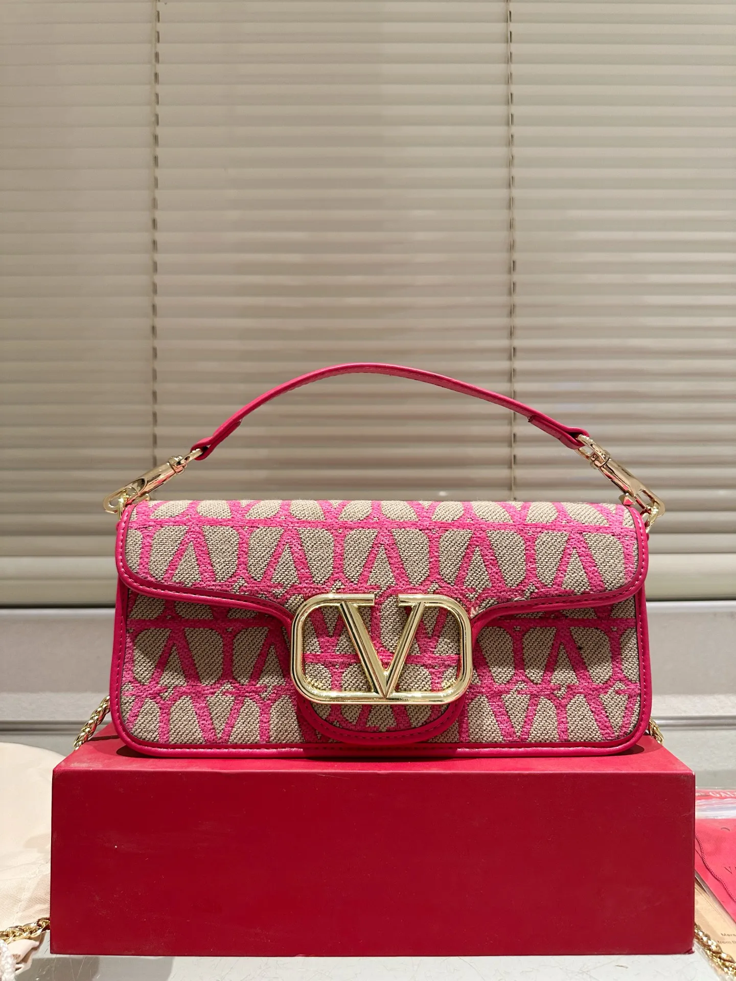 Large P330 Folding Box ⚠️Size 26.11 Valentino Loco Shoulder Bag Overflowing with Sophistication This Look Is Very Versatile No matter how you carry it, you won’t feel any pressure. Which girl can resist such a beautiful bag?