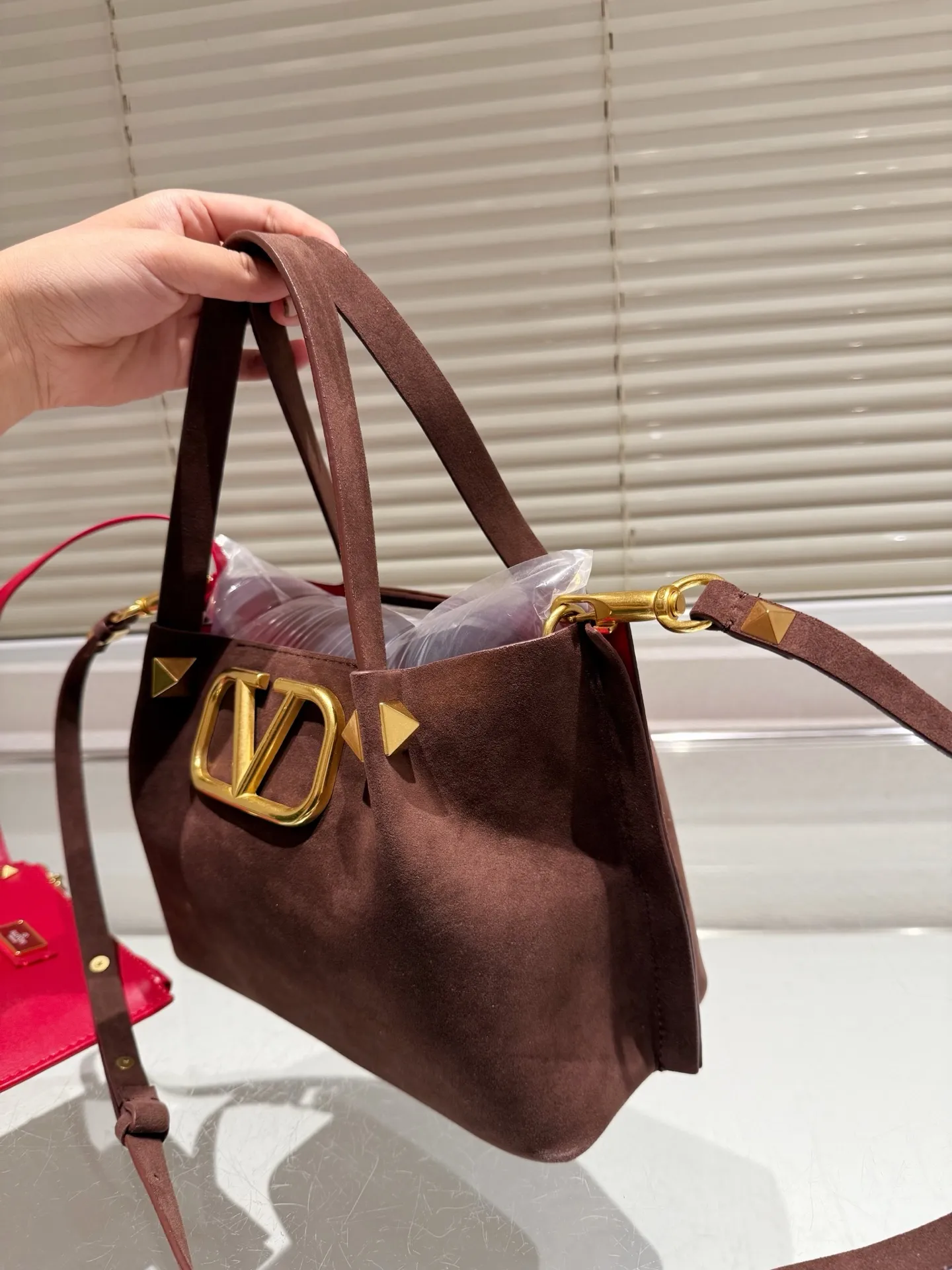 P380⚠️Suede size 25.16 Valentino handbag can be worn cross-body. It has a retro feel. It is high-end yet elegant. It has a great sense of atmosphere. It can be worn for commuting, leisure and dating.