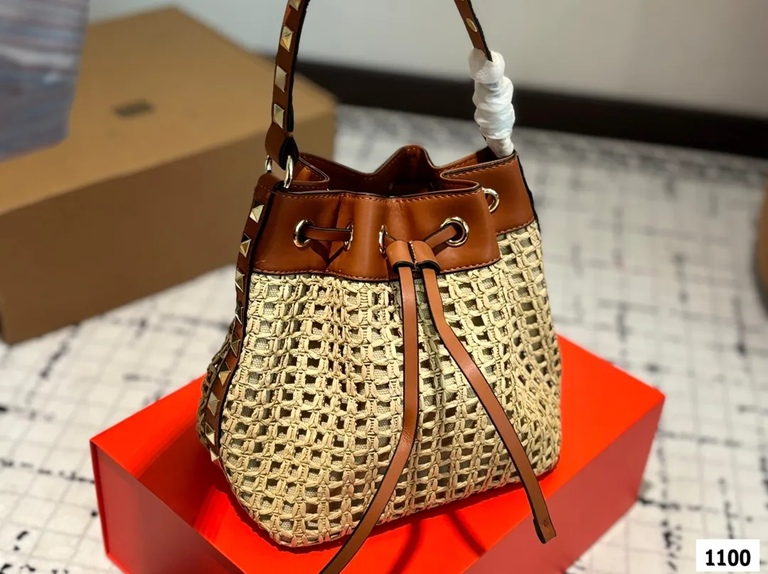 P370 with folding box Valentino woven bag 24 spring and summer has a strong holiday style, but it is also suitable for daily life. I feel like having a bag like this is a must. After all, no one wants to refuse the waves and the beach# Size: 18 20
