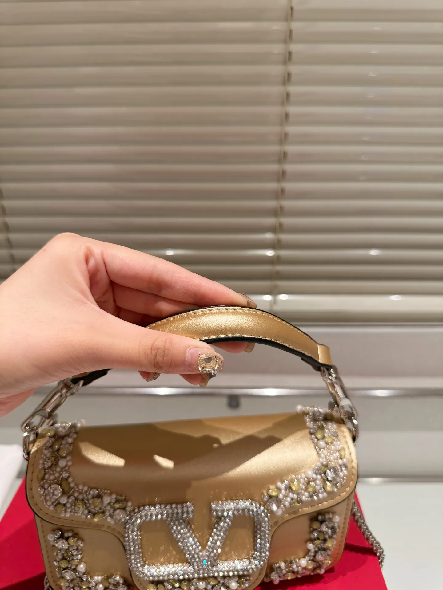 Small P400 folding box ⚠️Size 20.9 Valentino Loco shoulder bag has a high-end feel. This look is very versatile. No matter how you carry it, there is no pressure. Which girl can resist such a beautiful bag?
