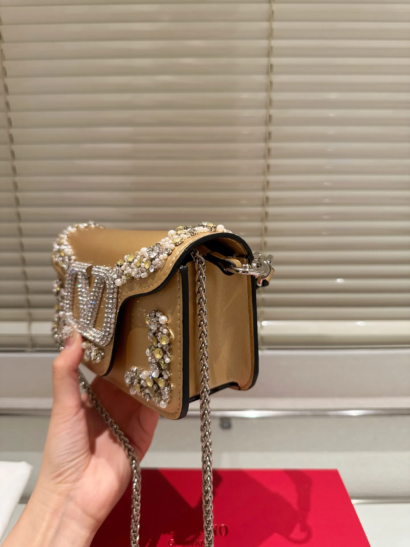 Small P400 folding box ⚠️Size 20.9 Valentino Loco shoulder bag has a high-end feel. This look is very versatile. No matter how you carry it, there is no pressure. Which girl can resist such a beautiful bag?