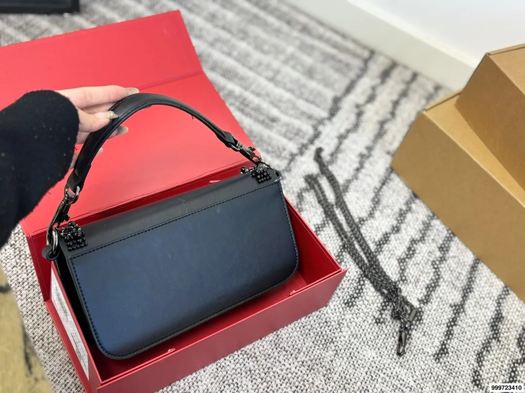 p520 with gift box Valentino baguette bag (with chain) Unlock fashion charm Armpit baguette bag can be salty or sweet The most beautiful girl on the street Size 25.13