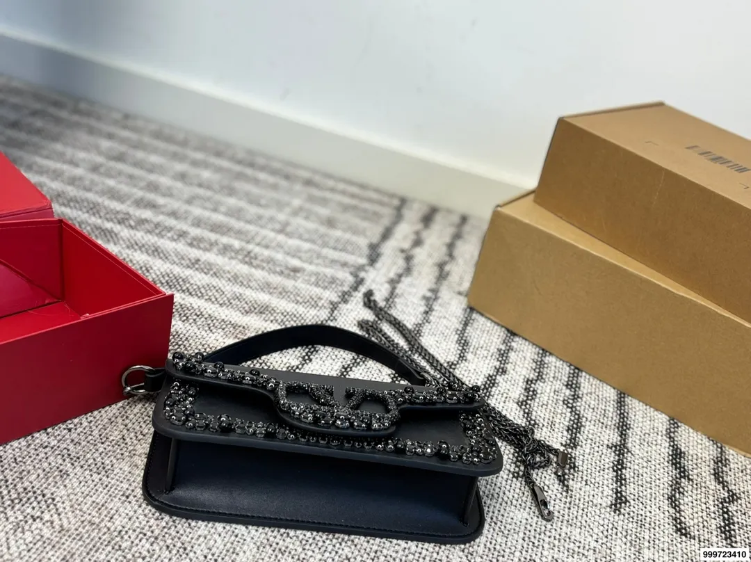 p520 with gift box Valentino baguette bag (with chain) Unlock fashion charm Armpit baguette bag can be salty or sweet The most beautiful girl on the street Size 25.13