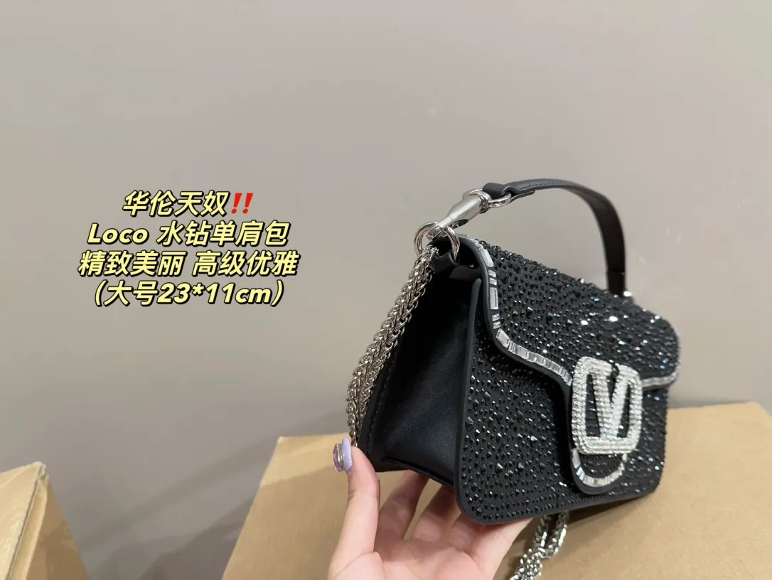 Large P360 with folding box ⚠️Size 23.11 Small P350 with folding box ⚠️Size 16.10 Valentino Loco rhinestone shoulder bag Valentino new autumn and winter sparkling diamond beaded women's bag ~ pink Barbie pink, silver, black, green, 1oco catwalk style! From parties to disco dances and dinners, it can be held in any occasion! The sparkling and lovable fashion queen of the whole audience, queen’s concave styling tool~