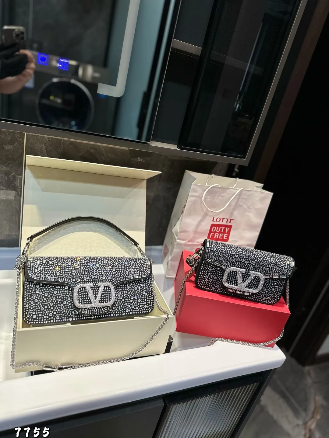 ❤️P370P360 (gift box packaging)❤️ This time Valentino has really stepped up its game. It is favored by stars from all walks of life ~ The simple design is not only full of art but also exquisite. Advanced sizes: large size 28 13.5 small size 20 11