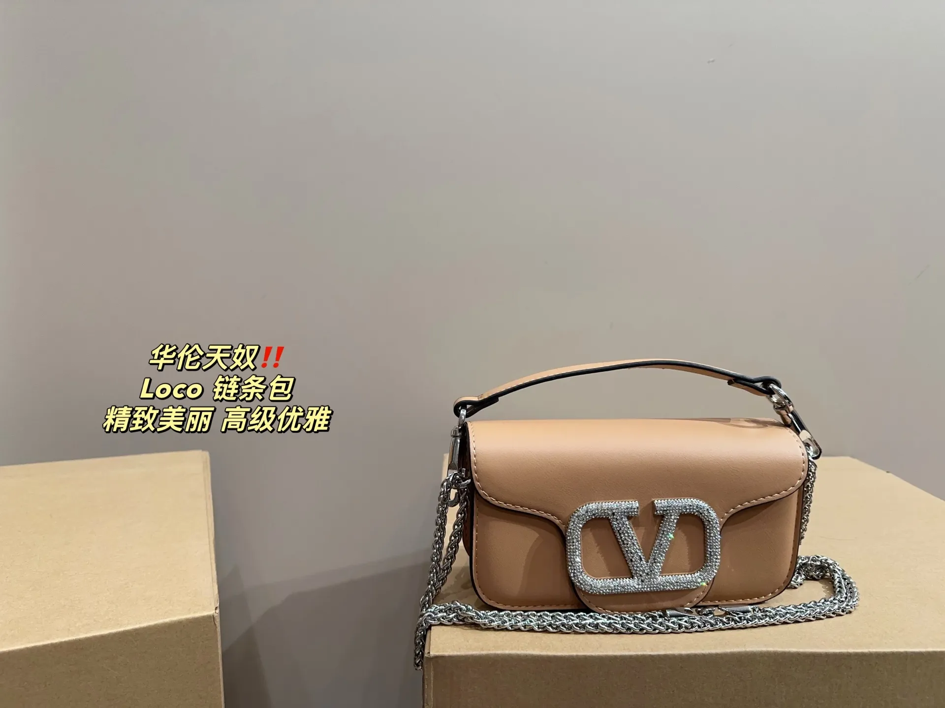 P300 comes with folding box ⚠️Size 20.10 Valentino Loco chain bag Exquisite and beautiful High-end elegance Very easy to control, no matter the clothes or seasons Can be used all year round