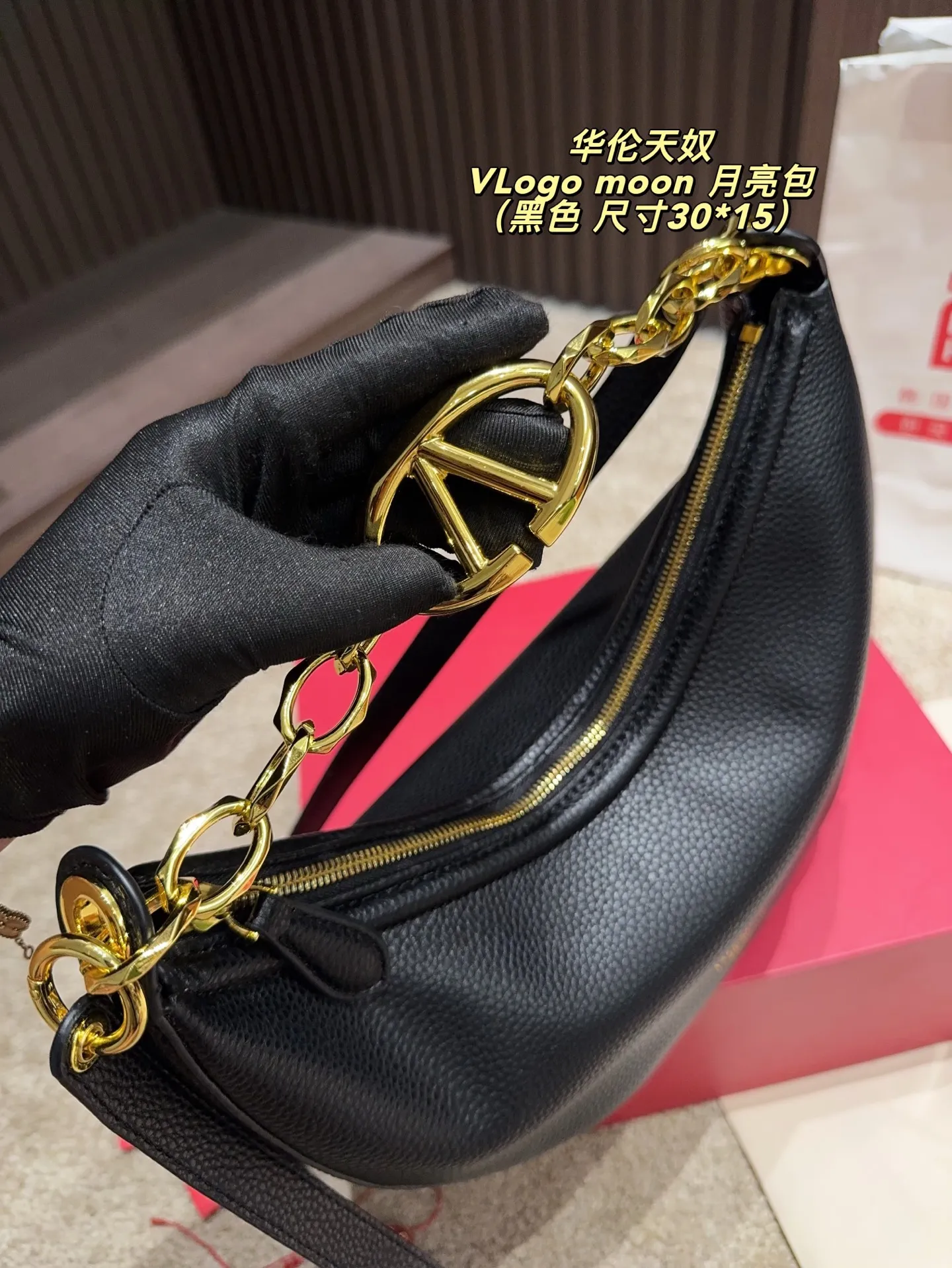 p370 comes with box ⚠️Size 30.15 Valentino VLogo moon bag Use your bag to brighten up dull autumn and winter. Valentino's VLogo Moon handbag is like the moon, with cute and soft curved lines. VLogo gold chain, retro and exquisite. Detachable shoulder strap unlocks a variety of dressing styles. It can be a casual cool girl or a elegant woman. One bag can be used with many styles, as you like.