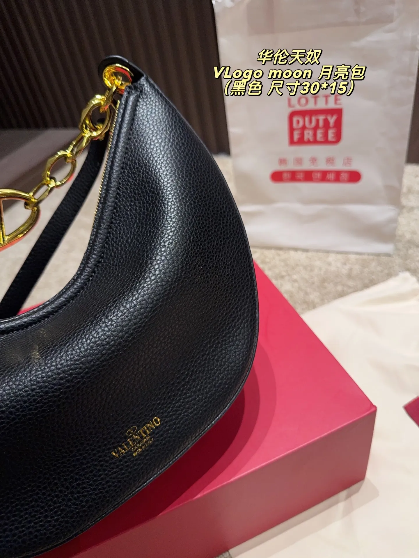 p370 comes with box ⚠️Size 30.15 Valentino VLogo moon bag Use your bag to brighten up dull autumn and winter. Valentino's VLogo Moon handbag is like the moon, with cute and soft curved lines. VLogo gold chain, retro and exquisite. Detachable shoulder strap unlocks a variety of dressing styles. It can be a casual cool girl or a elegant woman. One bag can be used with many styles, as you like.