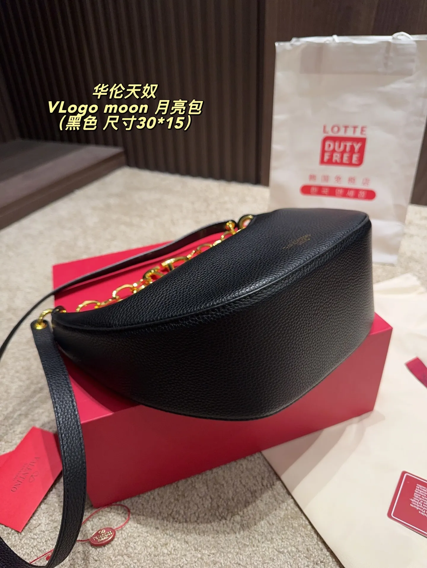 p370 comes with box ⚠️Size 30.15 Valentino VLogo moon bag Use your bag to brighten up dull autumn and winter. Valentino's VLogo Moon handbag is like the moon, with cute and soft curved lines. VLogo gold chain, retro and exquisite. Detachable shoulder strap unlocks a variety of dressing styles. It can be a casual cool girl or a elegant woman. One bag can be used with many styles, as you like.
