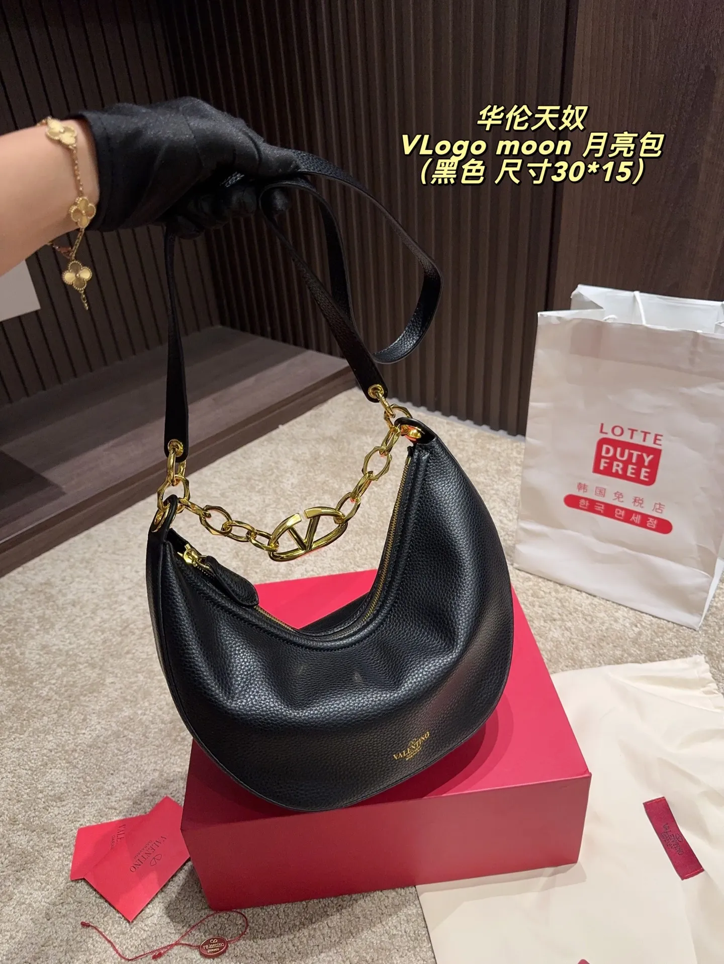 p370 comes with box ⚠️Size 30.15 Valentino VLogo moon bag Use your bag to brighten up dull autumn and winter. Valentino's VLogo Moon handbag is like the moon, with cute and soft curved lines. VLogo gold chain, retro and exquisite. Detachable shoulder strap unlocks a variety of dressing styles. It can be a casual cool girl or a elegant woman. One bag can be used with many styles, as you like.