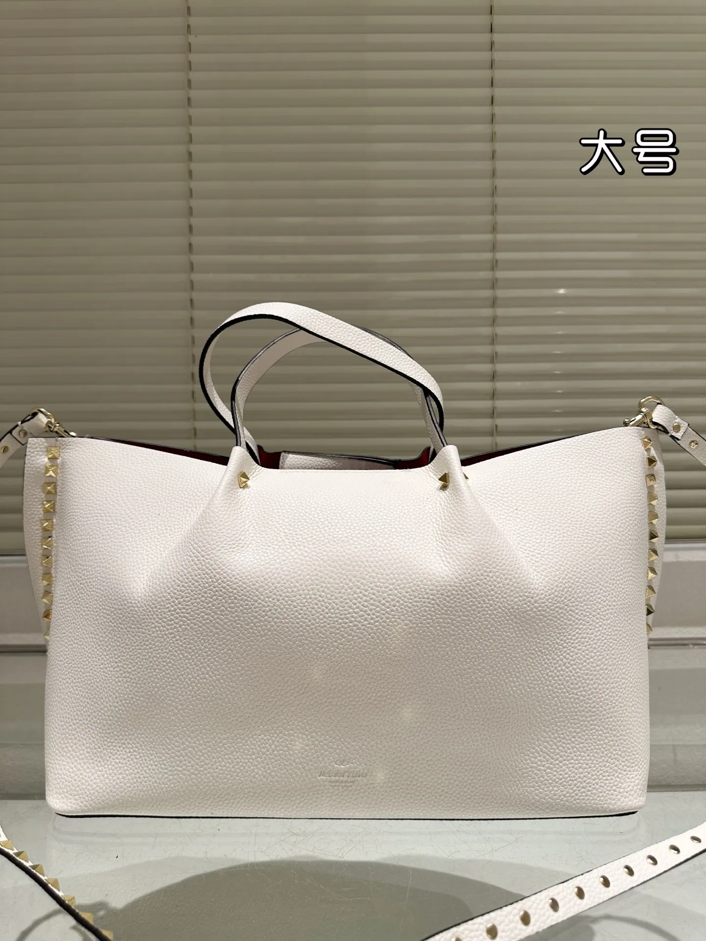 P430⚠️Size 36.23 Valentino handbag can be worn cross-body. It has a retro feel. It is high-end yet elegant. It has a great sense of atmosphere. It can be worn for commuting, leisure and dating.