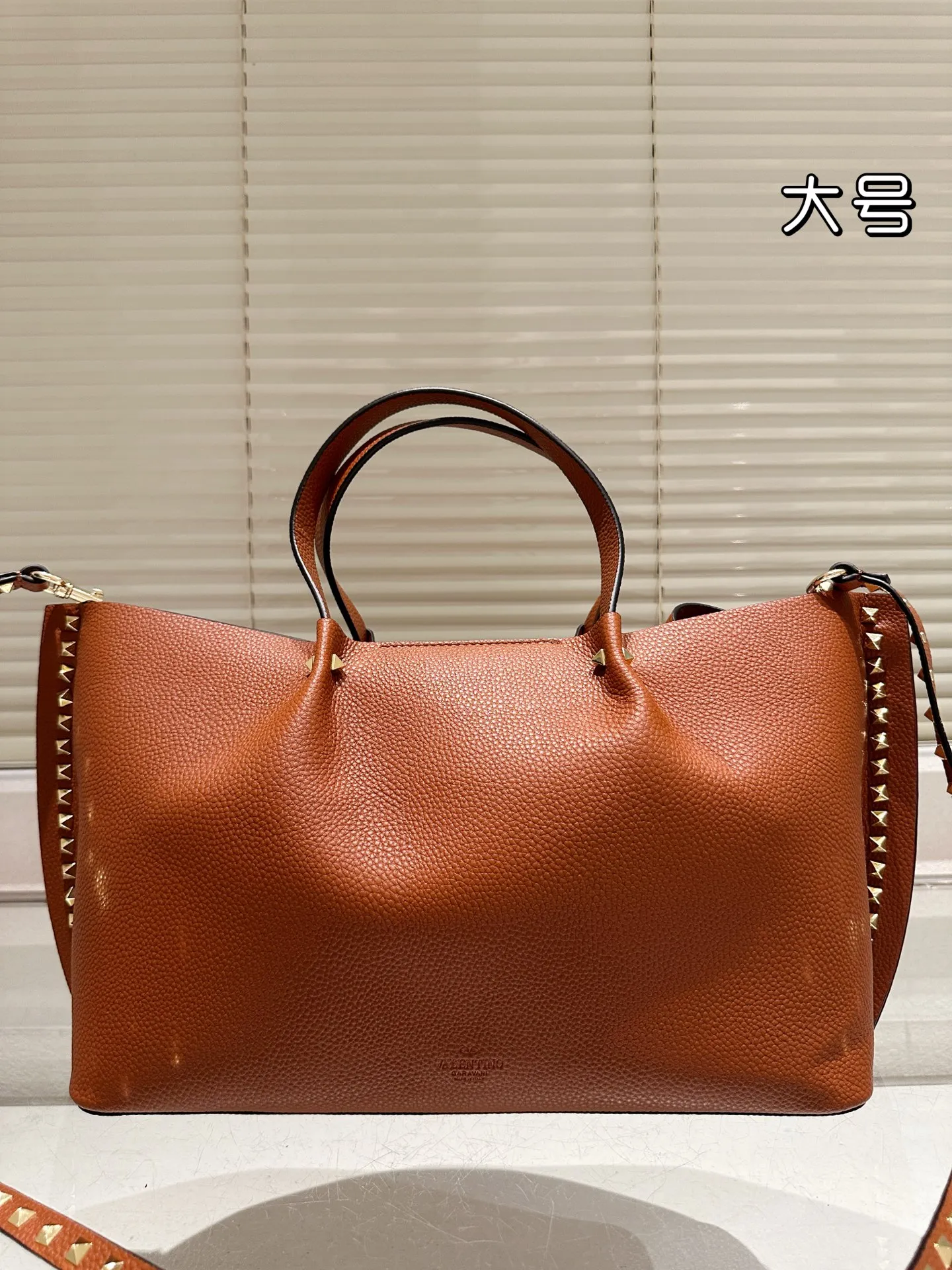 P430⚠️Size 36.23 Valentino handbag can be worn cross-body. It has a retro feel. It is high-end yet elegant. It has a great sense of atmosphere. It can be worn for commuting, leisure and dating.
