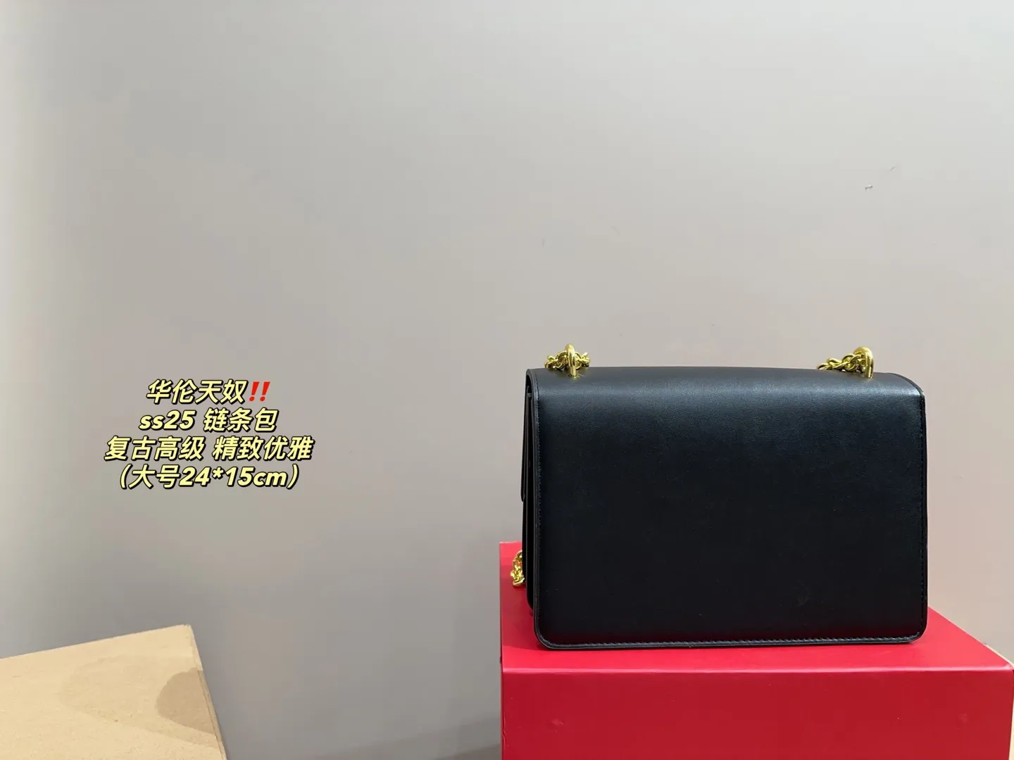 Large P300 comes with a folding box⚠️Size 24.15 Small P290 comes with a folding box⚠️Size 19.13 Valentino ss25 chain bag Retro hollow logo Modern style full of eye-catching and texture Overflowing with a sense of high-end This appearance is very versatile~ The flower of wealth in the world, beautiful and generous‼ ️